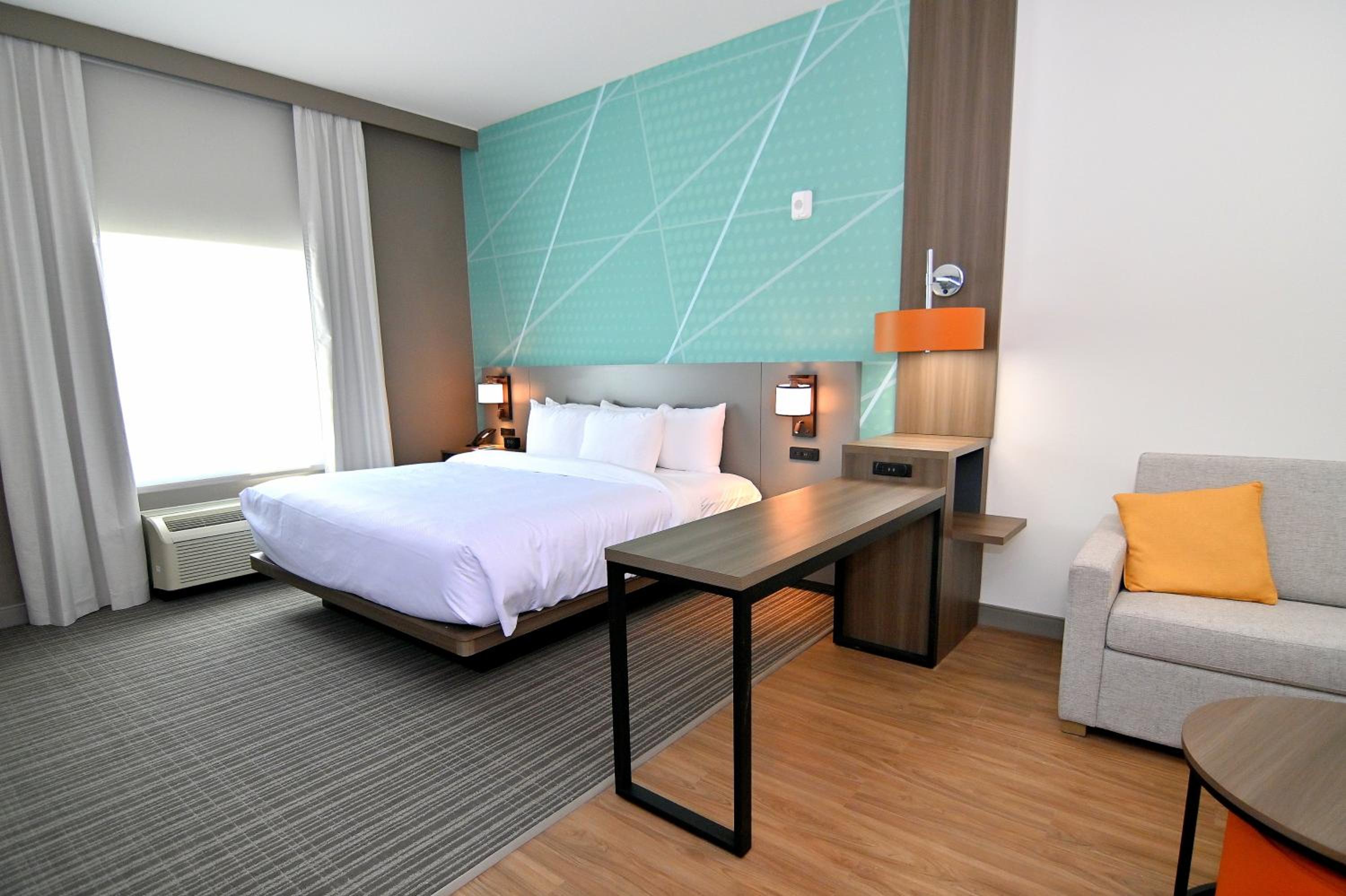 King Suite with Sofa bed/Roll-In Shower - Disability Access/Non Smoking photo 3