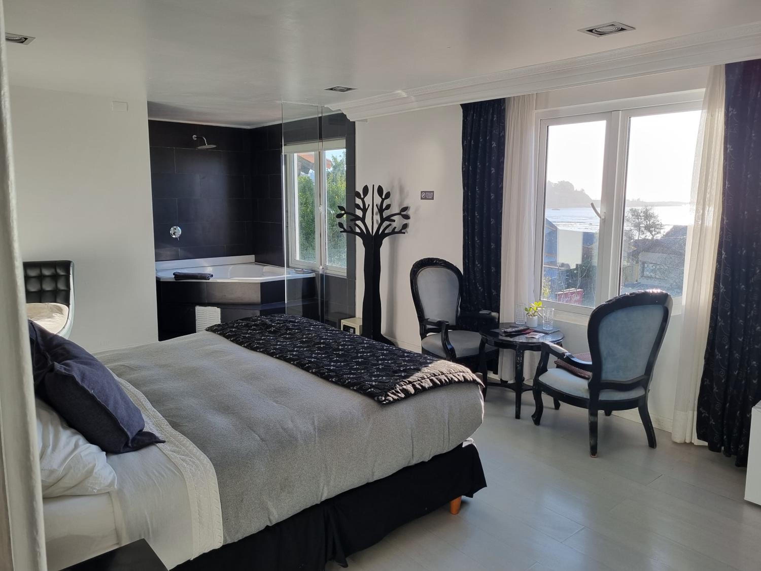 Suite with Spa Bath photo 2