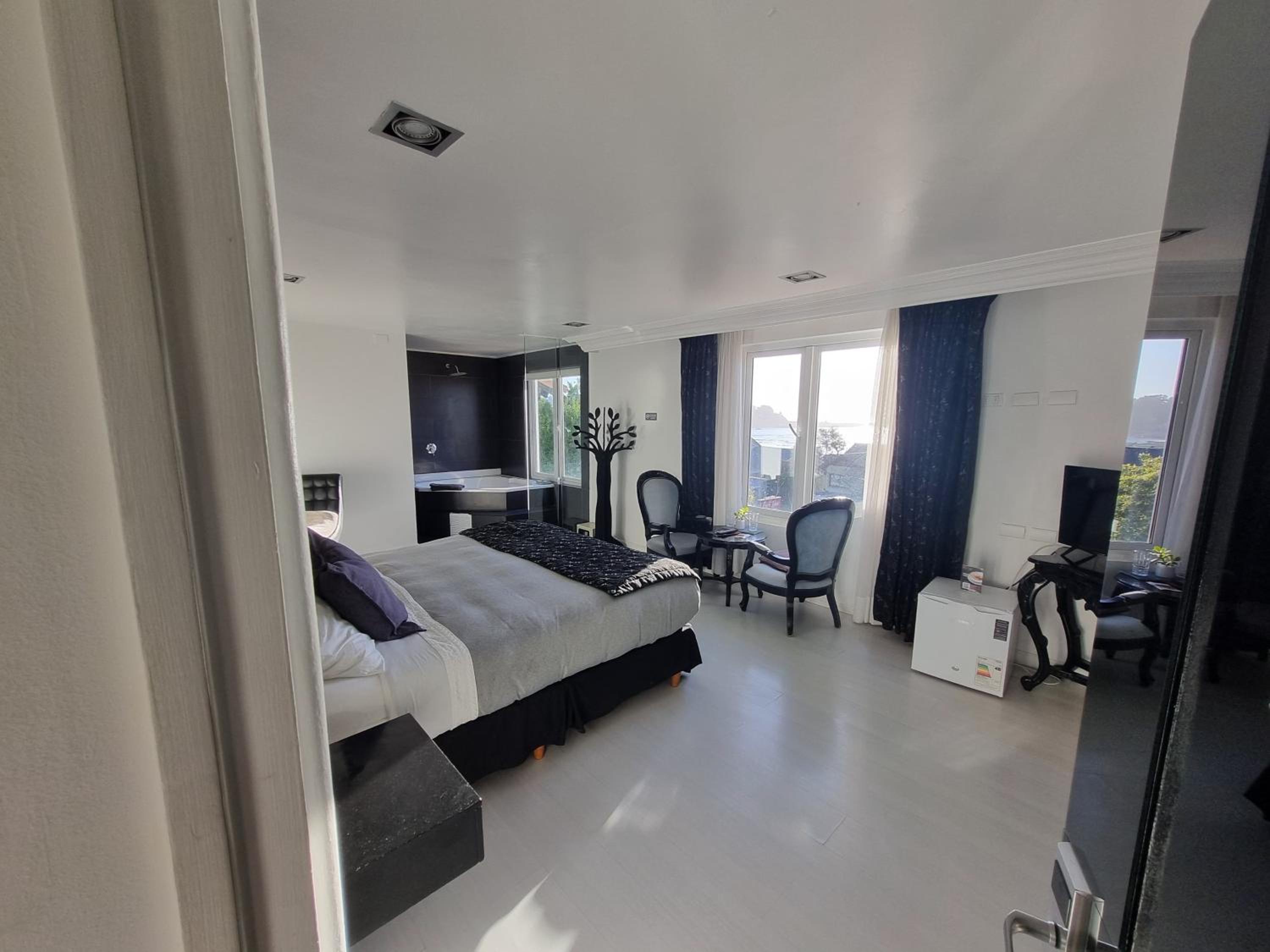 Suite with Spa Bath photo 3
