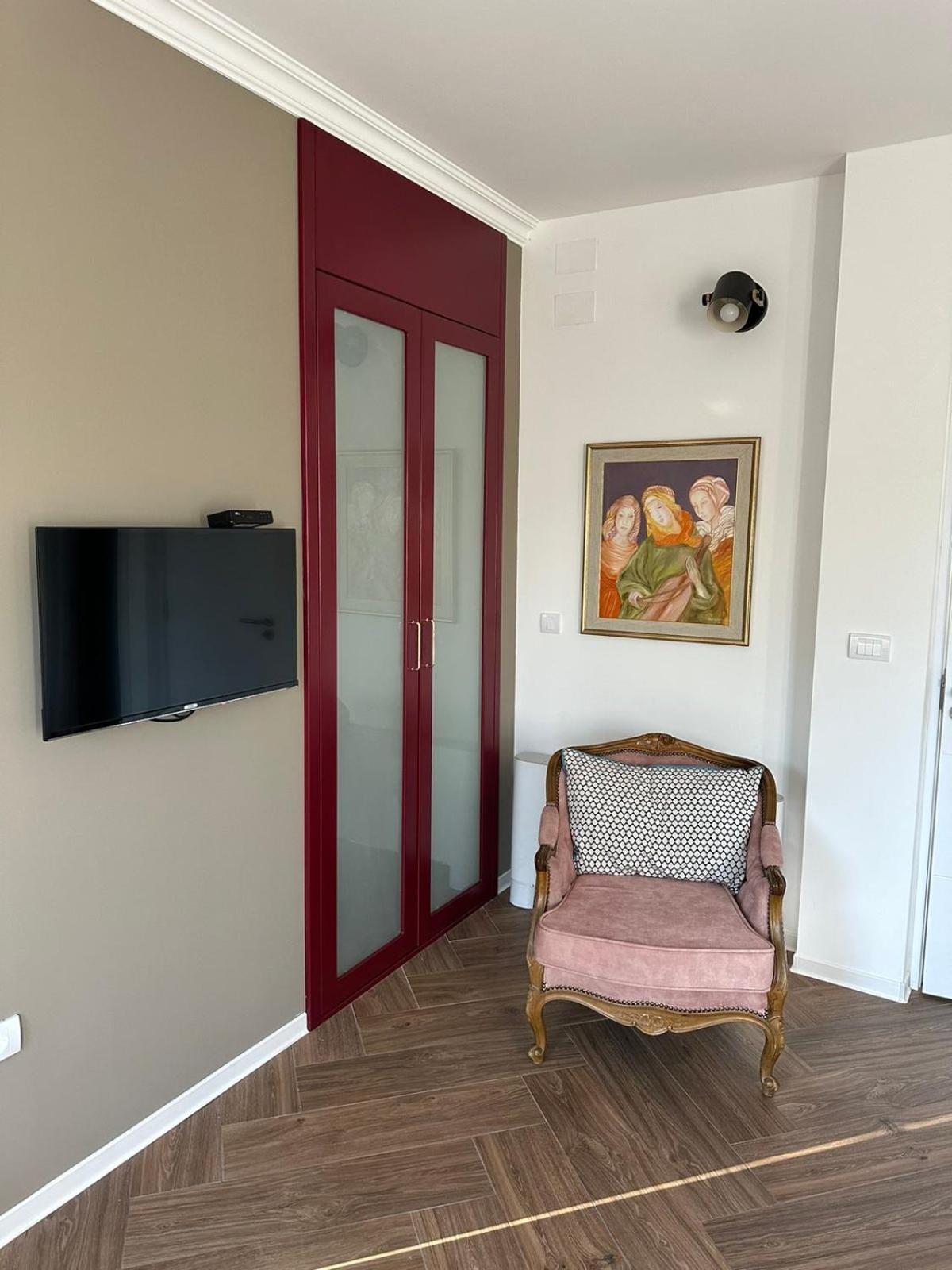 One-Bedroom Apartment photo 2