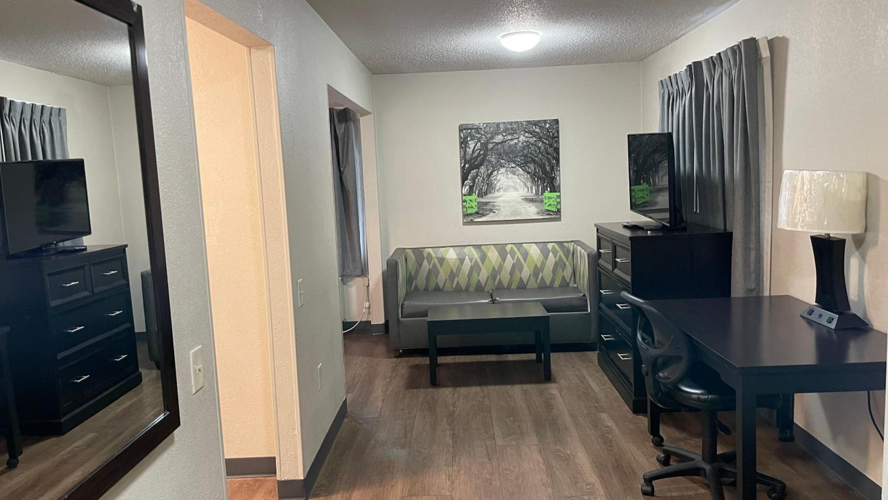 One-Bedroom Suite - Photo 6