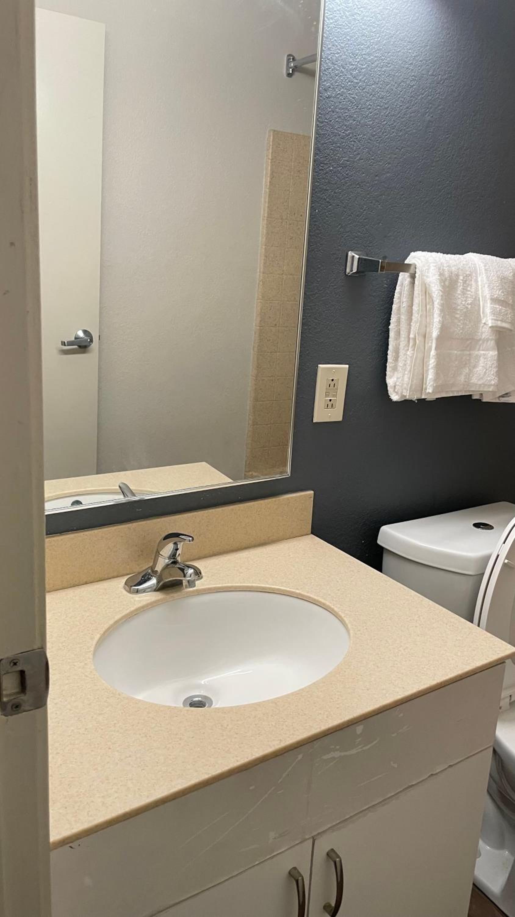 One-Bedroom Suite - Photo 5