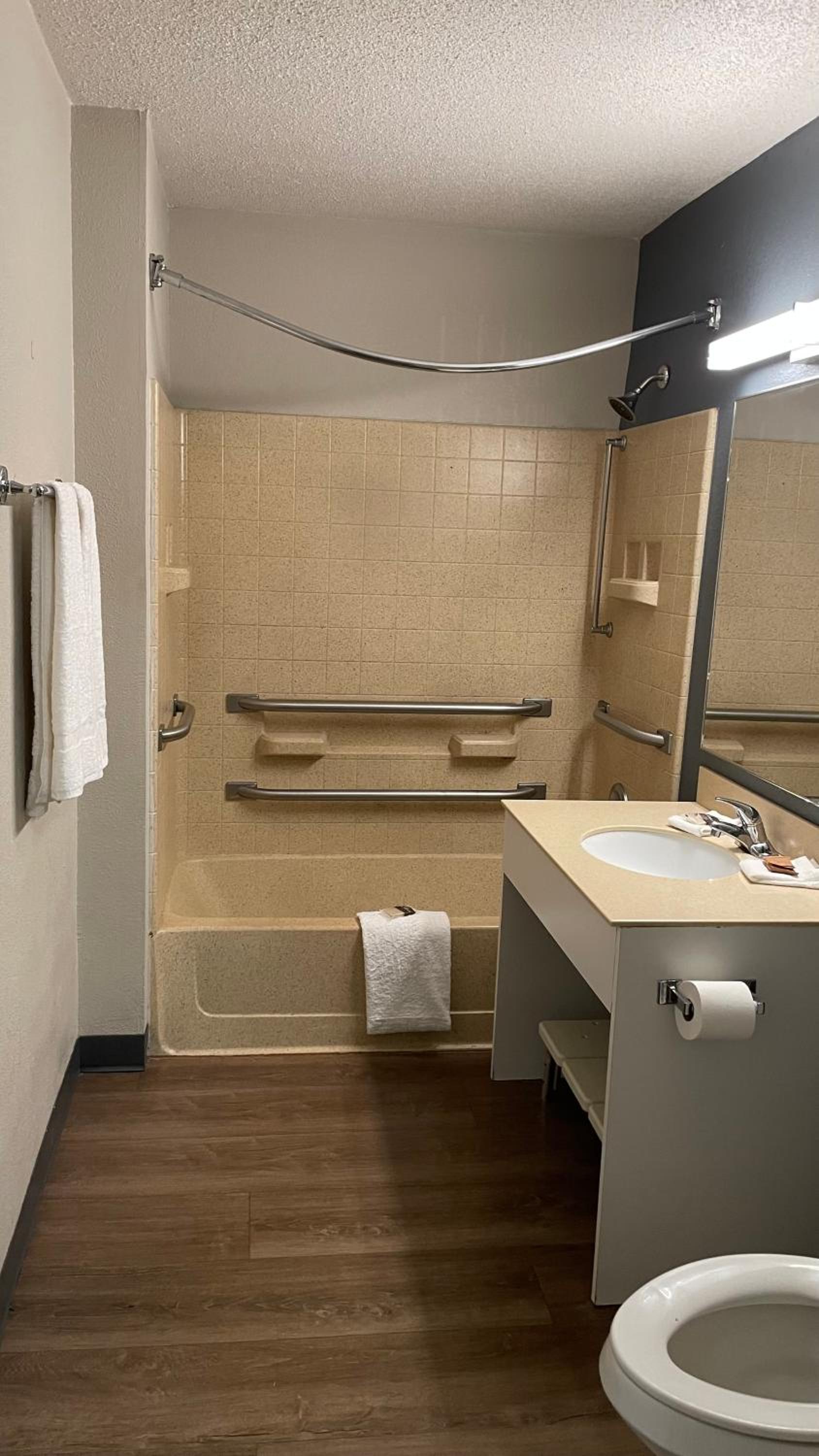 One-Bedroom Suite - Photo 2