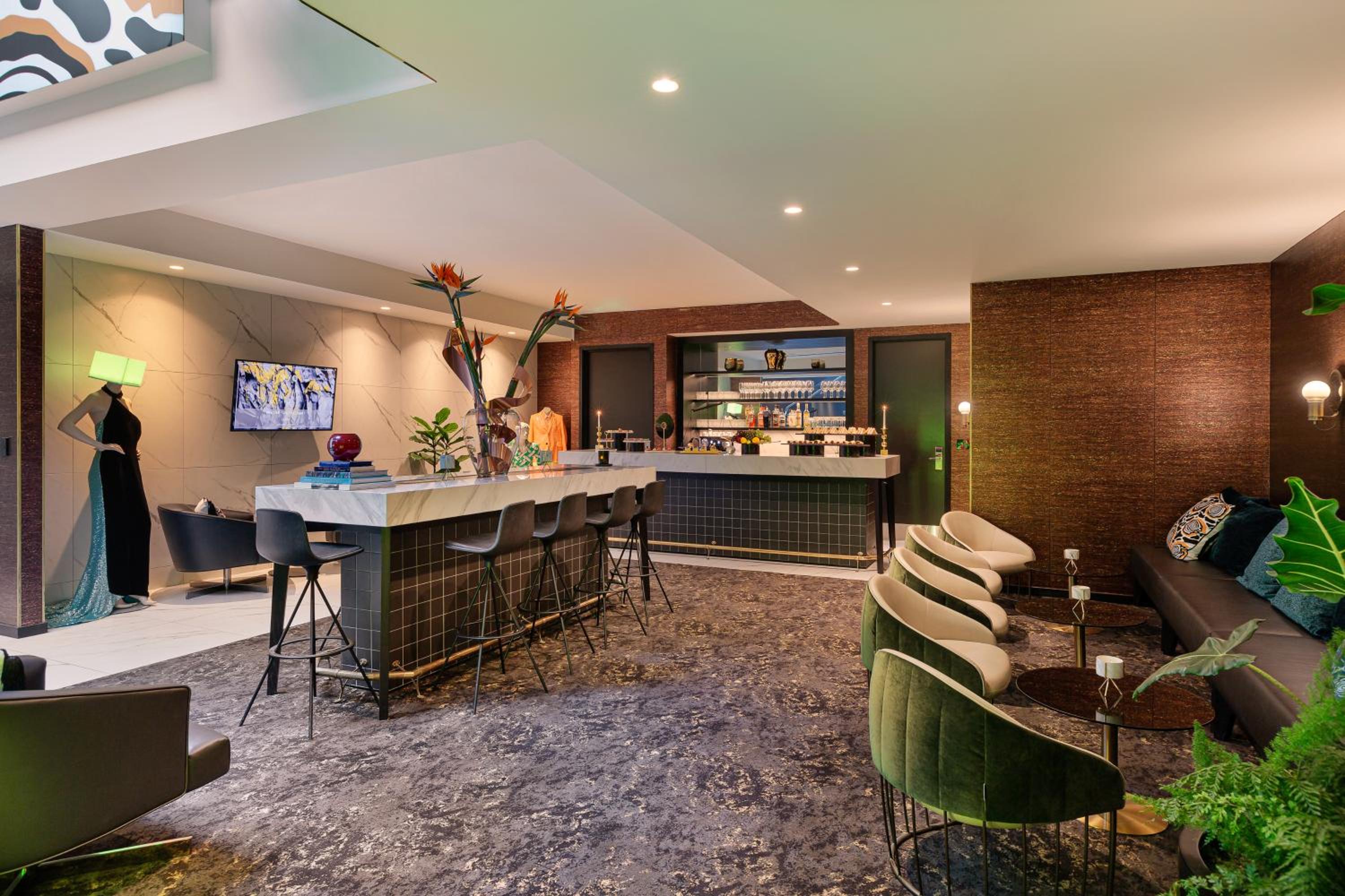 Signature Suite with One King Bed (Non Smoking) thumbnail 5
