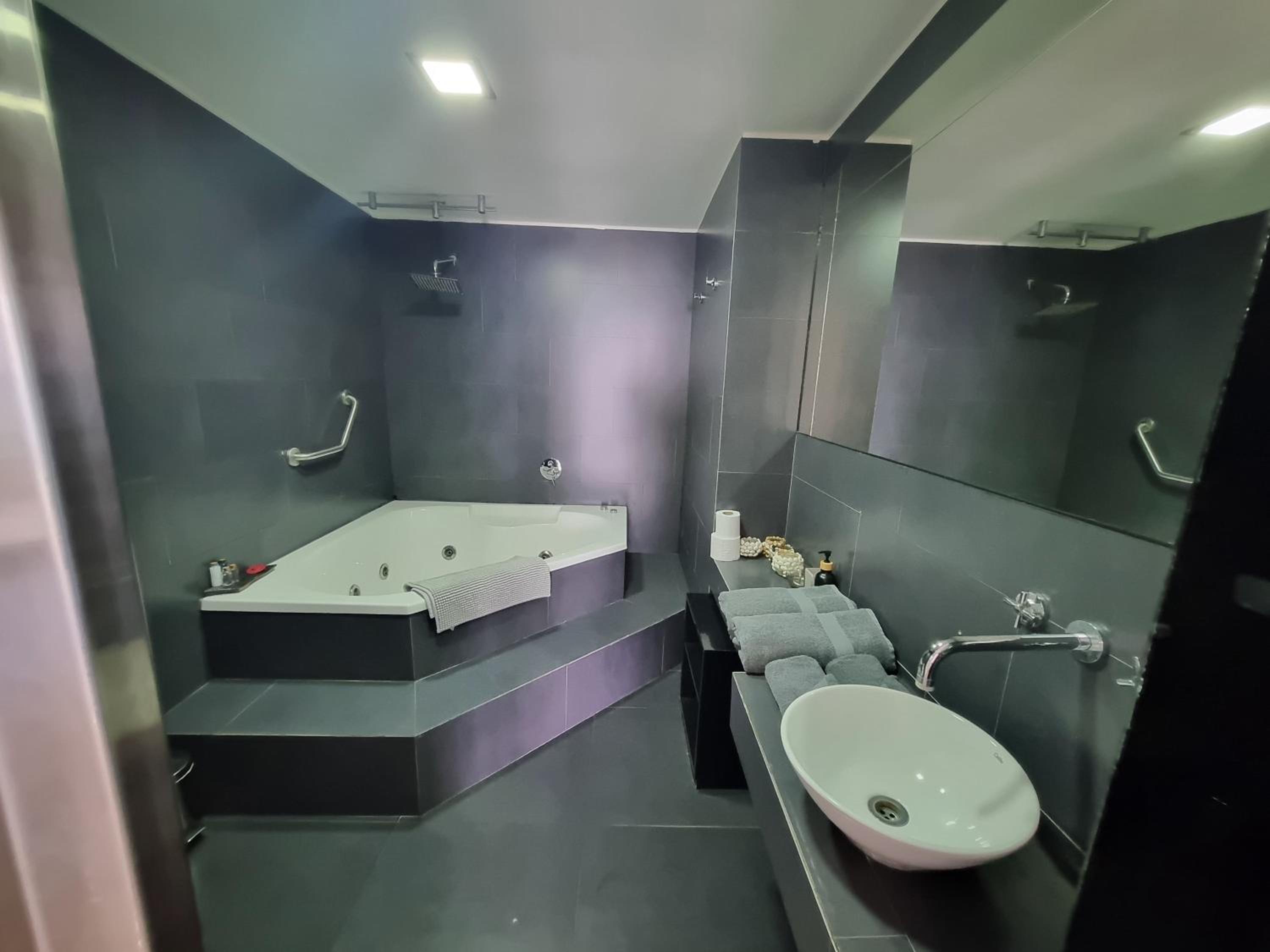 Deluxe Suite with Spa Bath photo 2