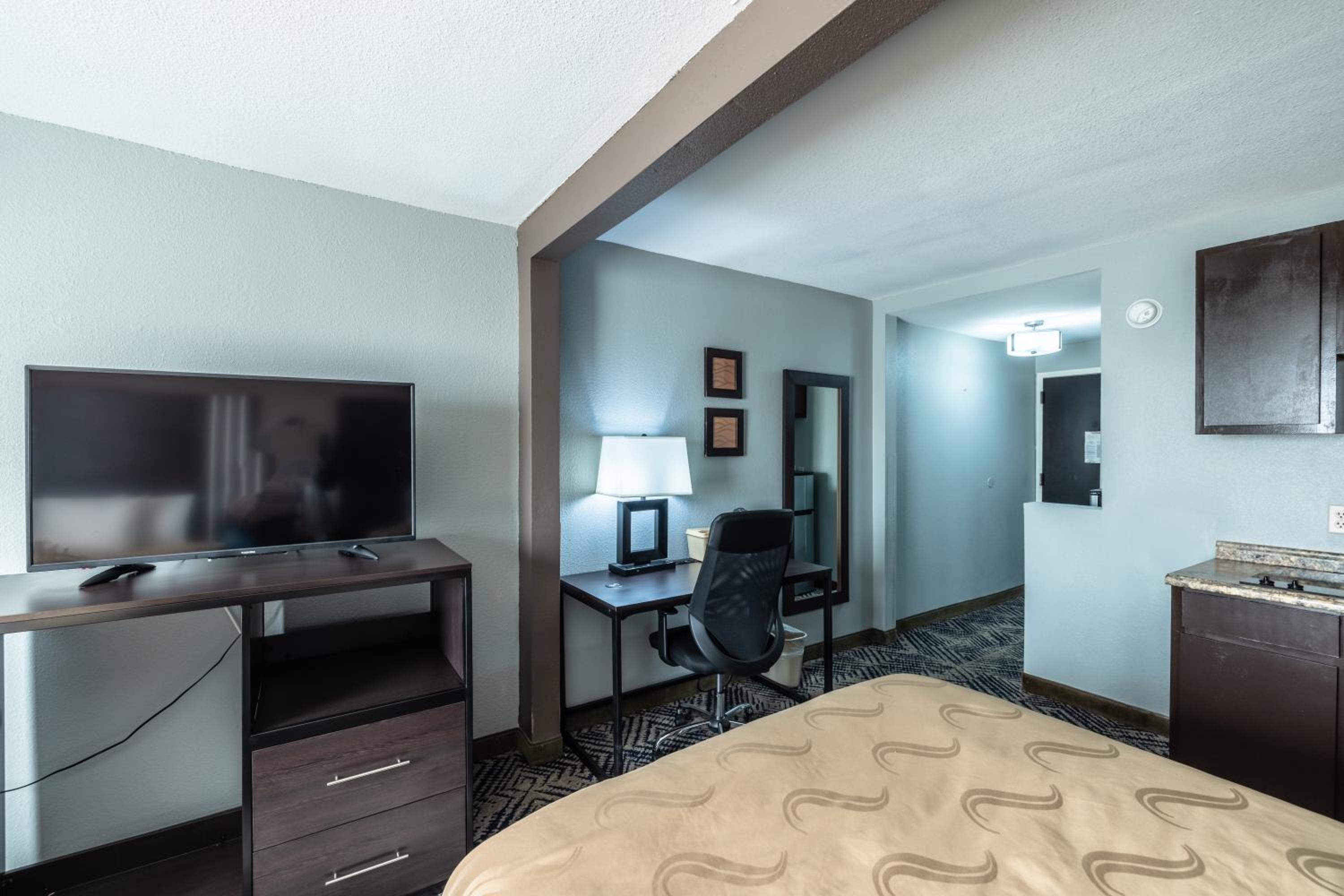 Efficiency Suite with Two Double Beds - Non-Smoking - Photo 4