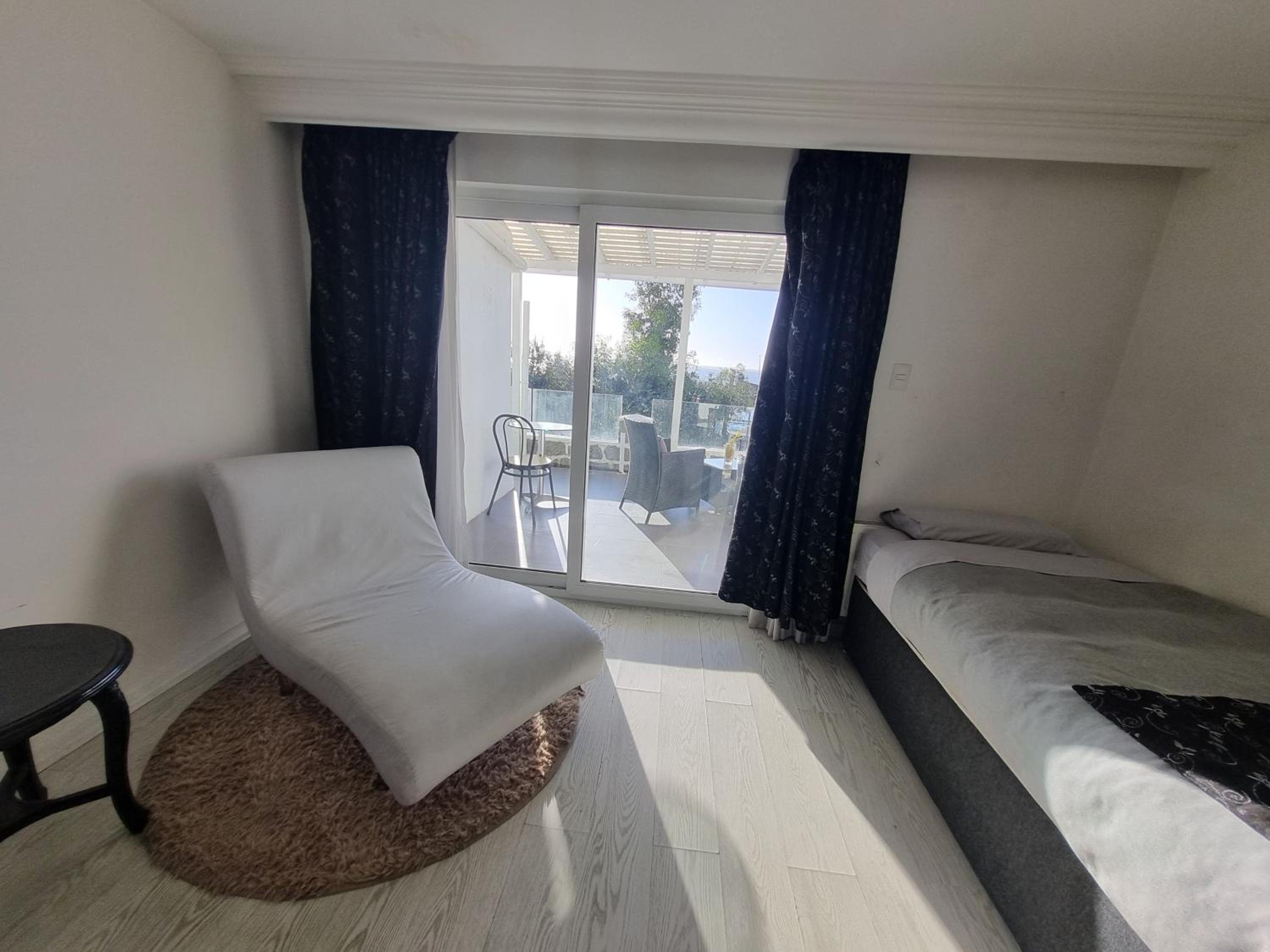 Standard Twin Room with Sea View photo 2