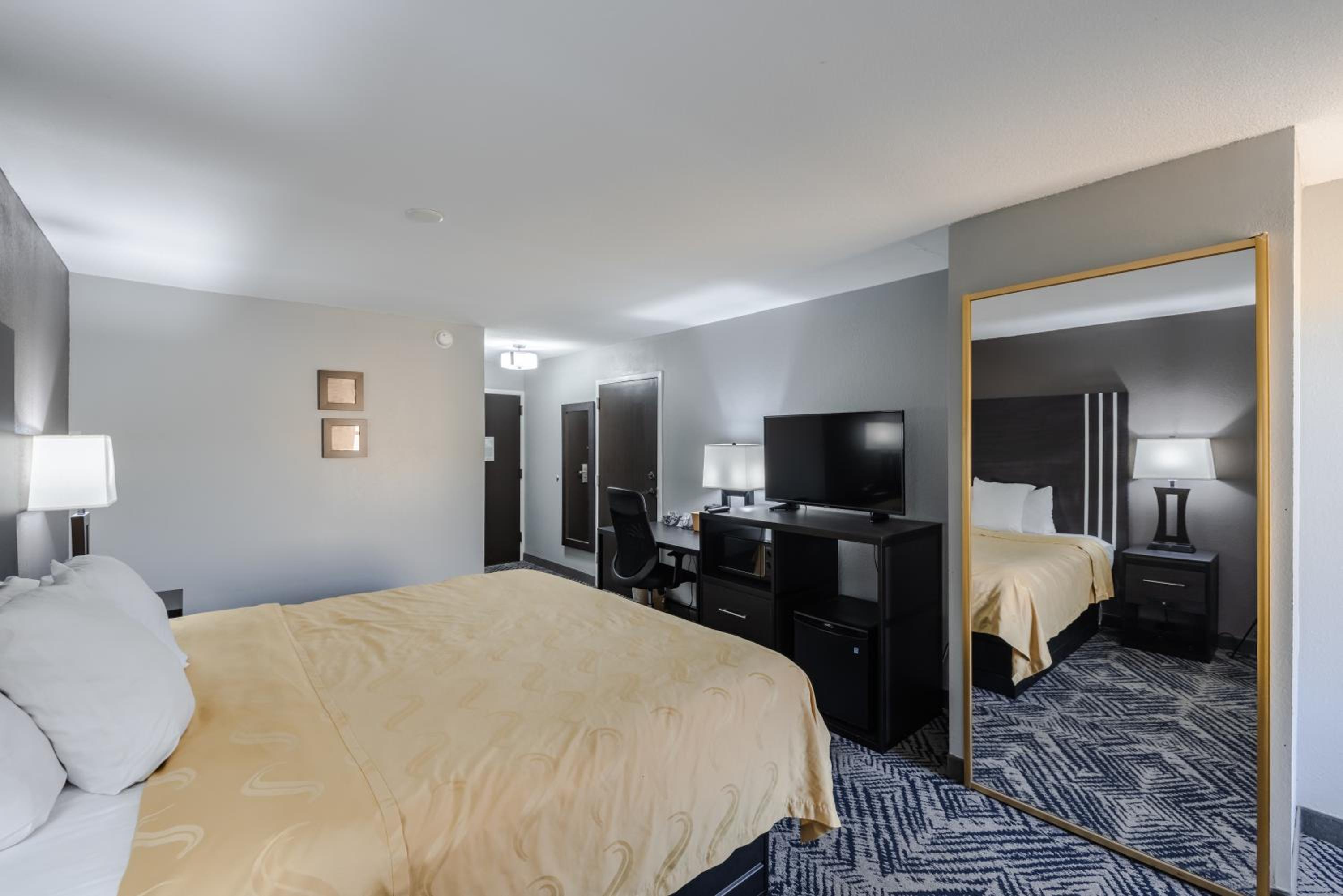 Standard King Room - Non-Smoking  - Photo 4