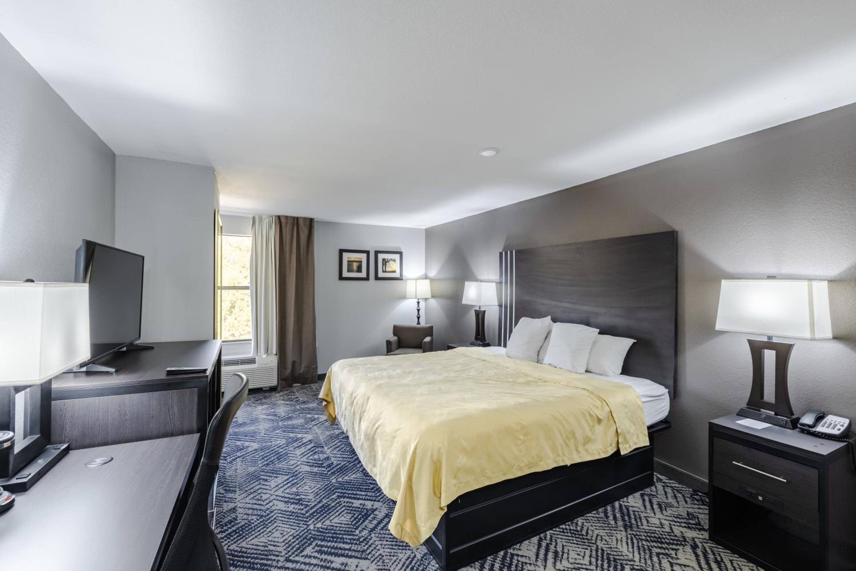 Standard King Room - Non-Smoking  - Photo 2