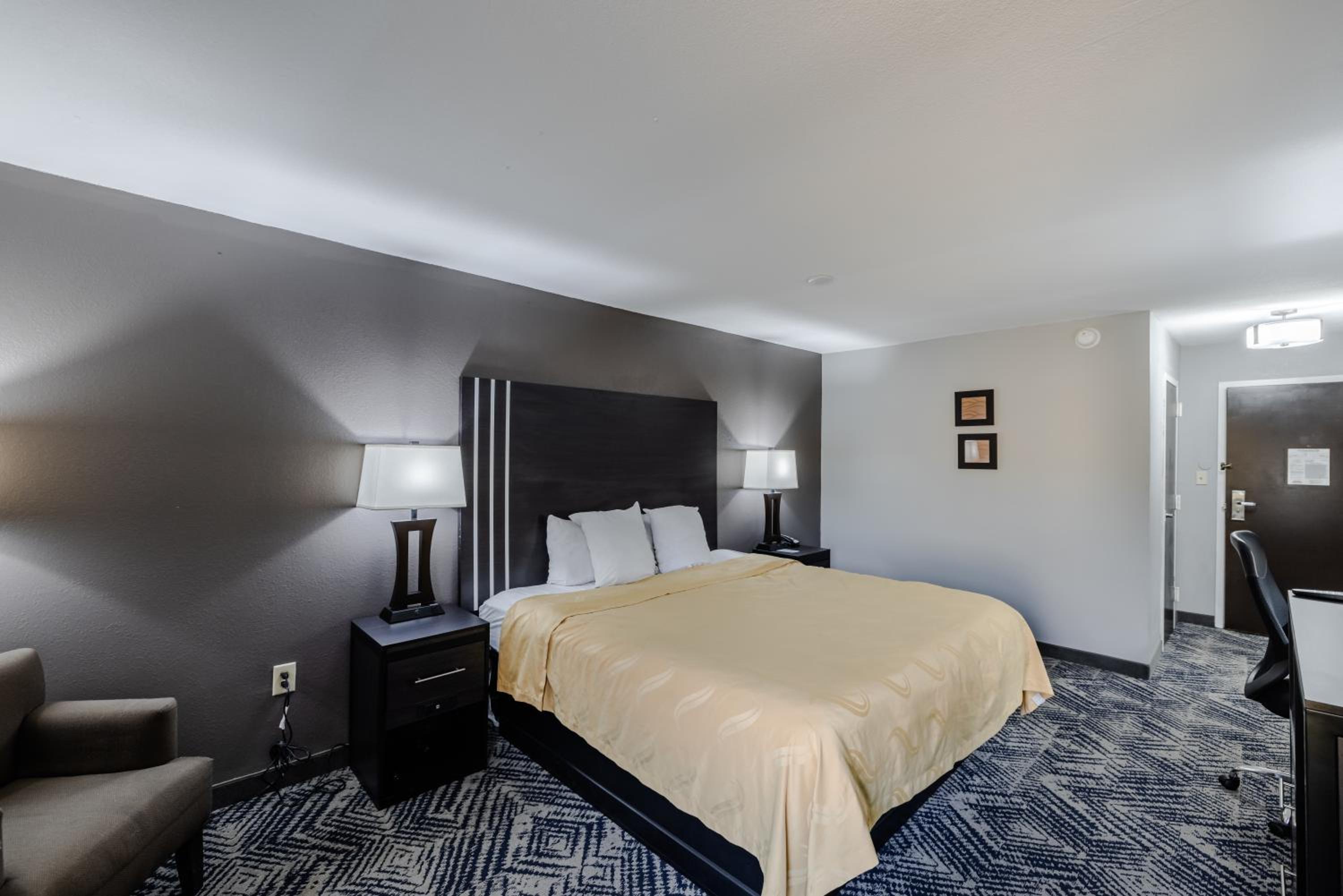 Standard King Room - Non-Smoking  - Photo 3
