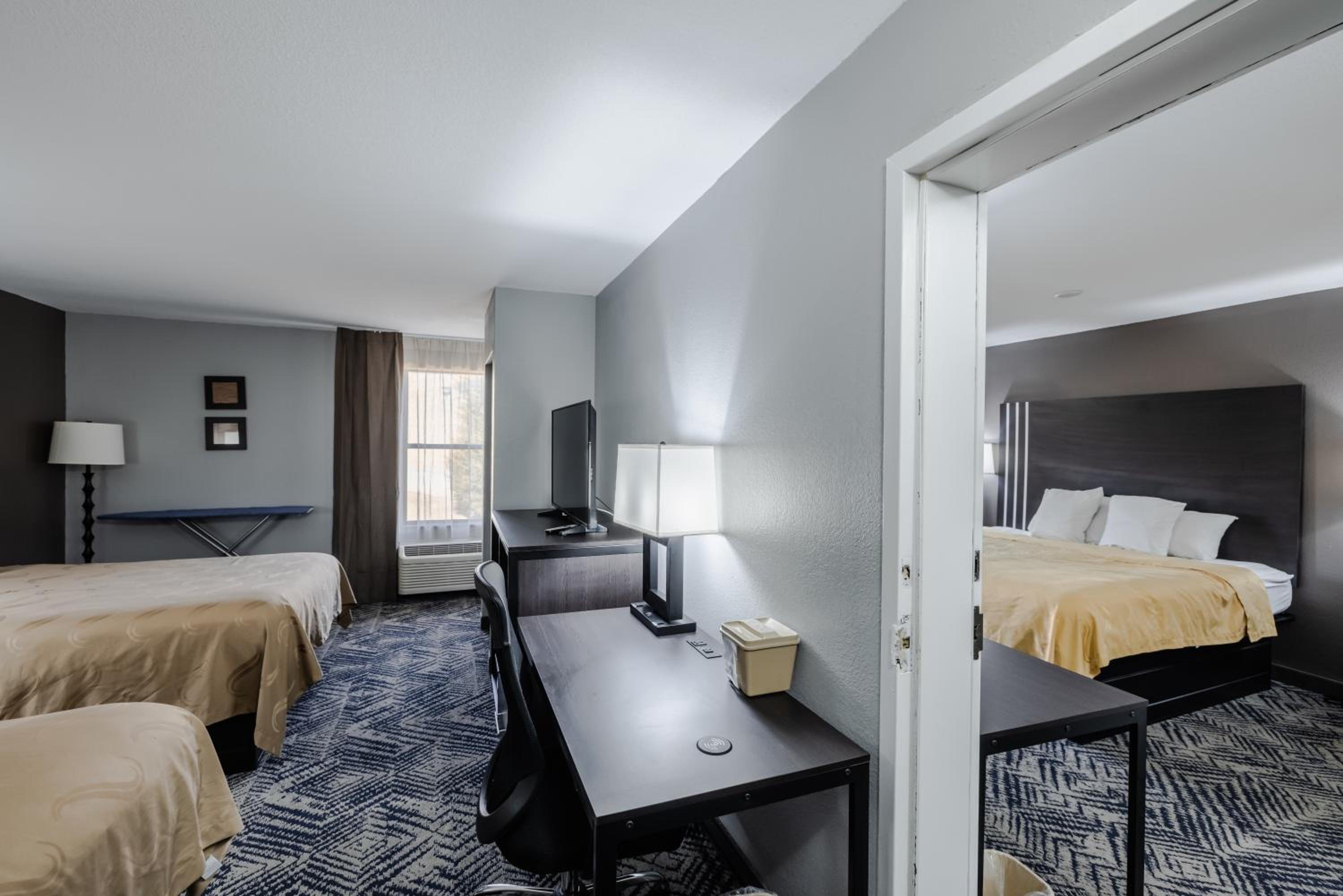 Standard King Room - Non-Smoking  - Photo 1