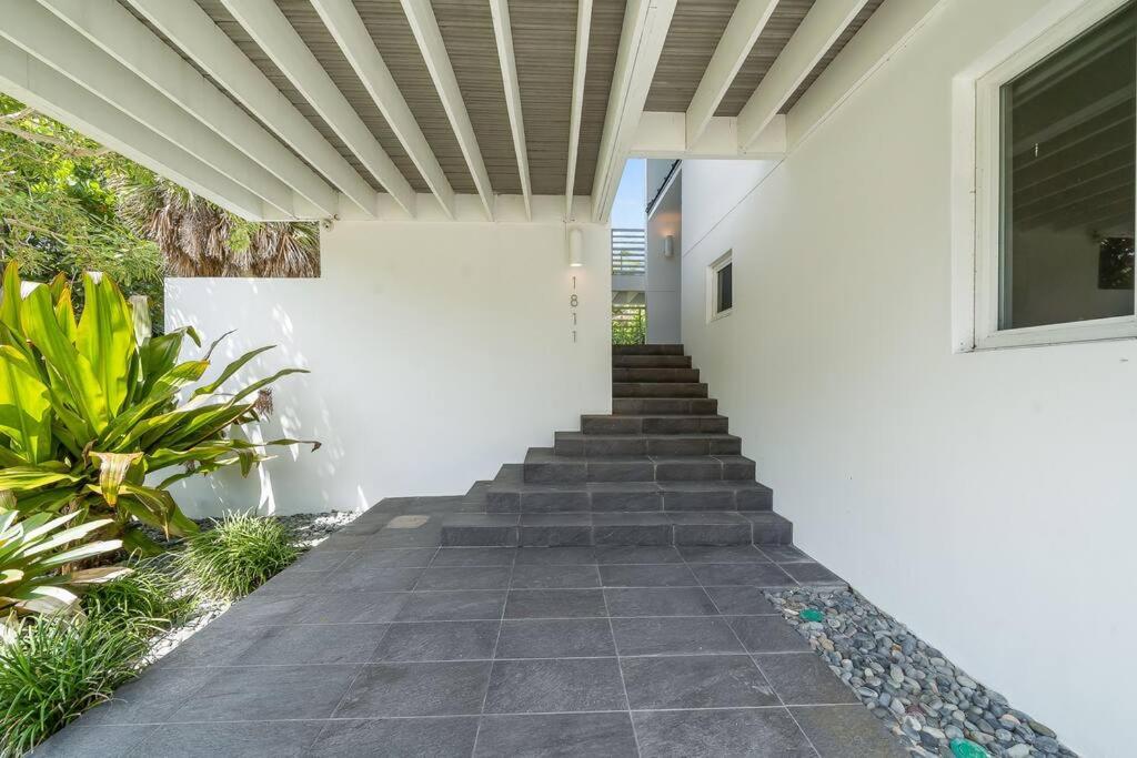 Five-Bedroom House photo 3