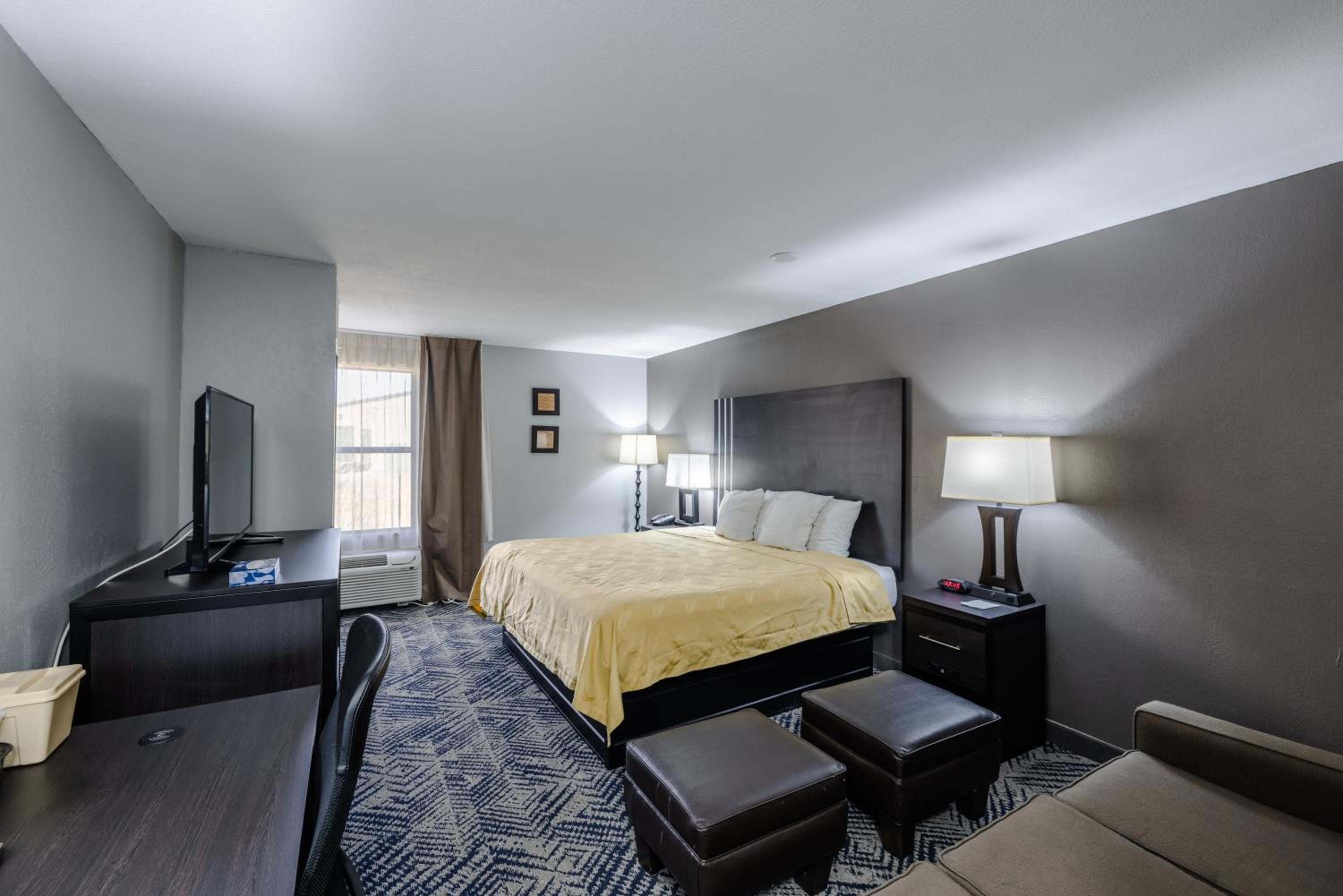 King Suite with Sofa Bed - Non Smoking - Photo 2