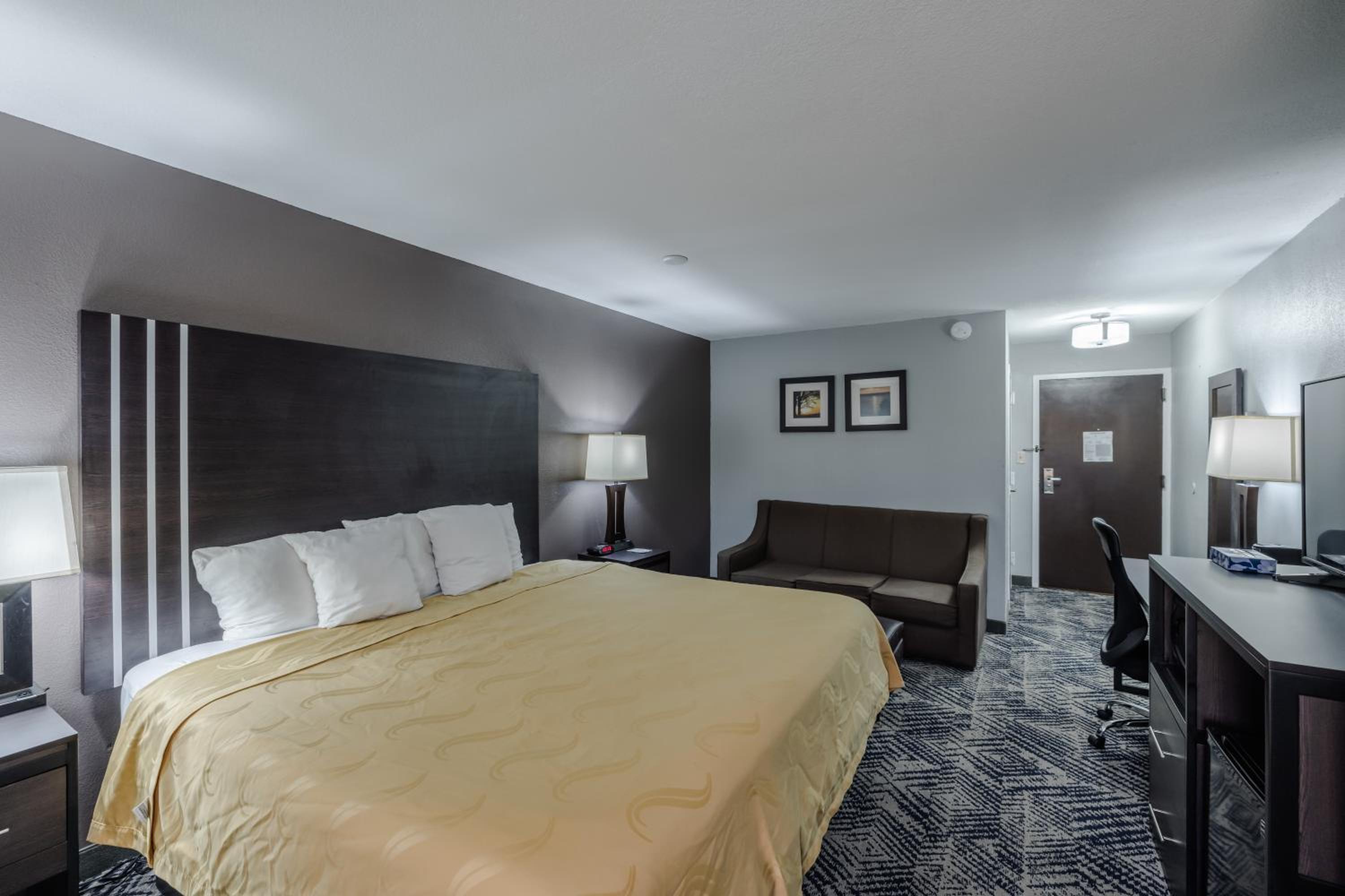 King Suite with Sofa Bed - Non Smoking - Photo 3