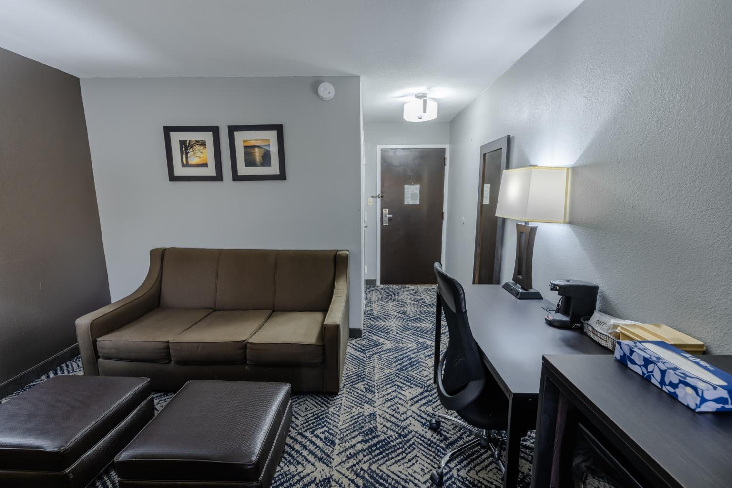 King Suite with Sofa Bed - Non Smoking - Photo 1