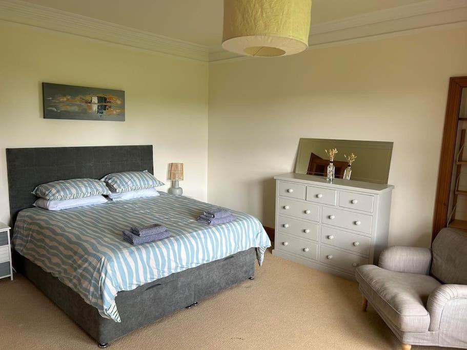 Five-Bedroom House photo 1