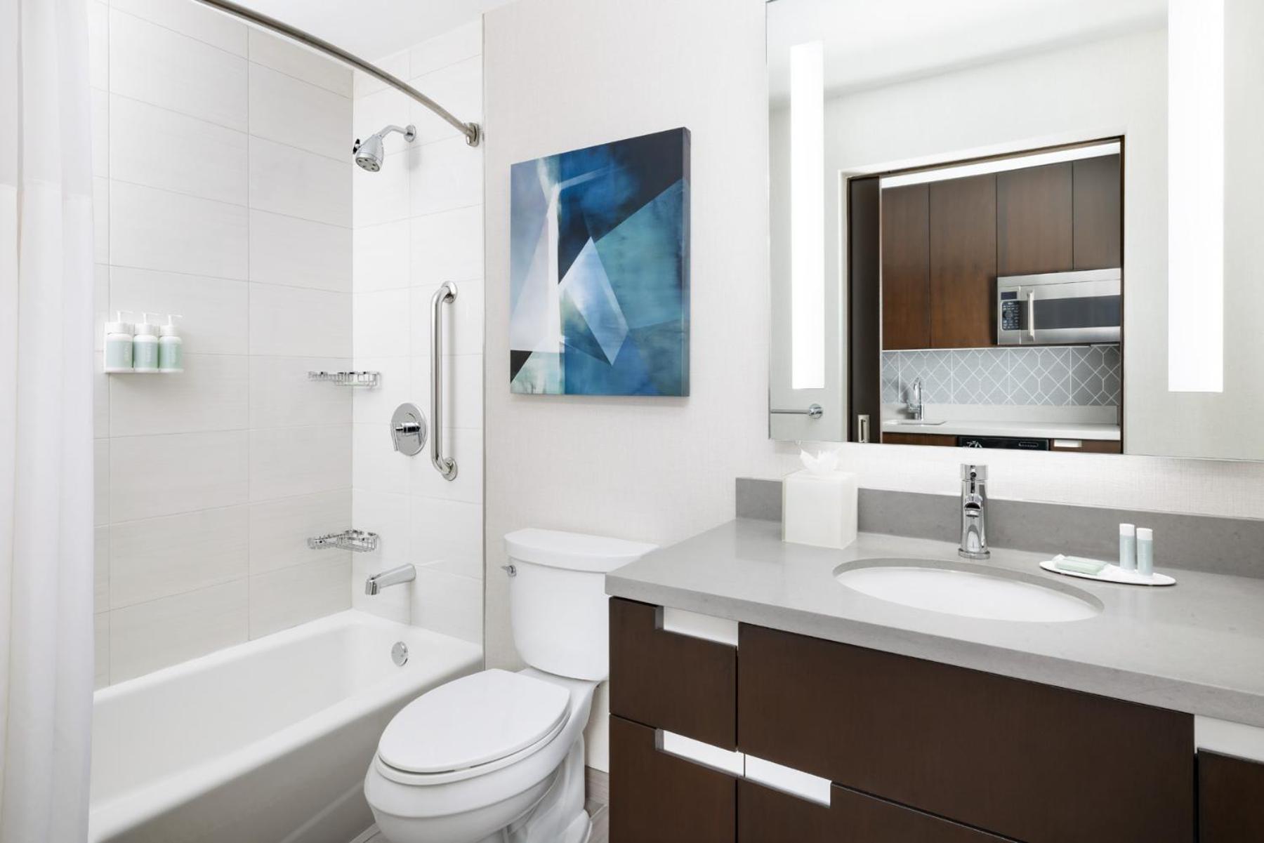 Studio with Two Queen Beds, Adapted Tub and Partial City View - Mobility Accessible photo 1