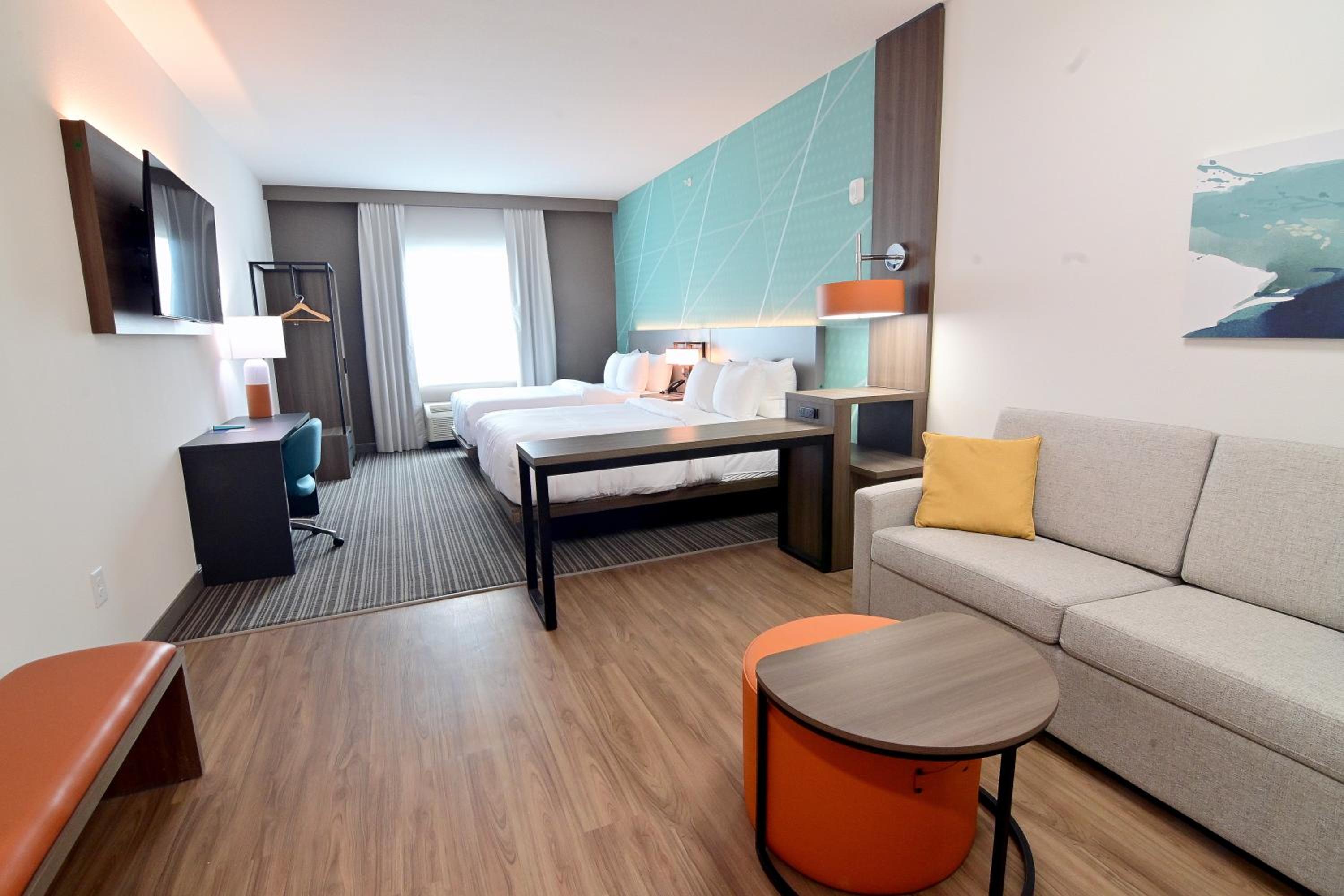 Queen Suite with Two Queen Beds and Sofa Bed - Non Smoking - Photo 5