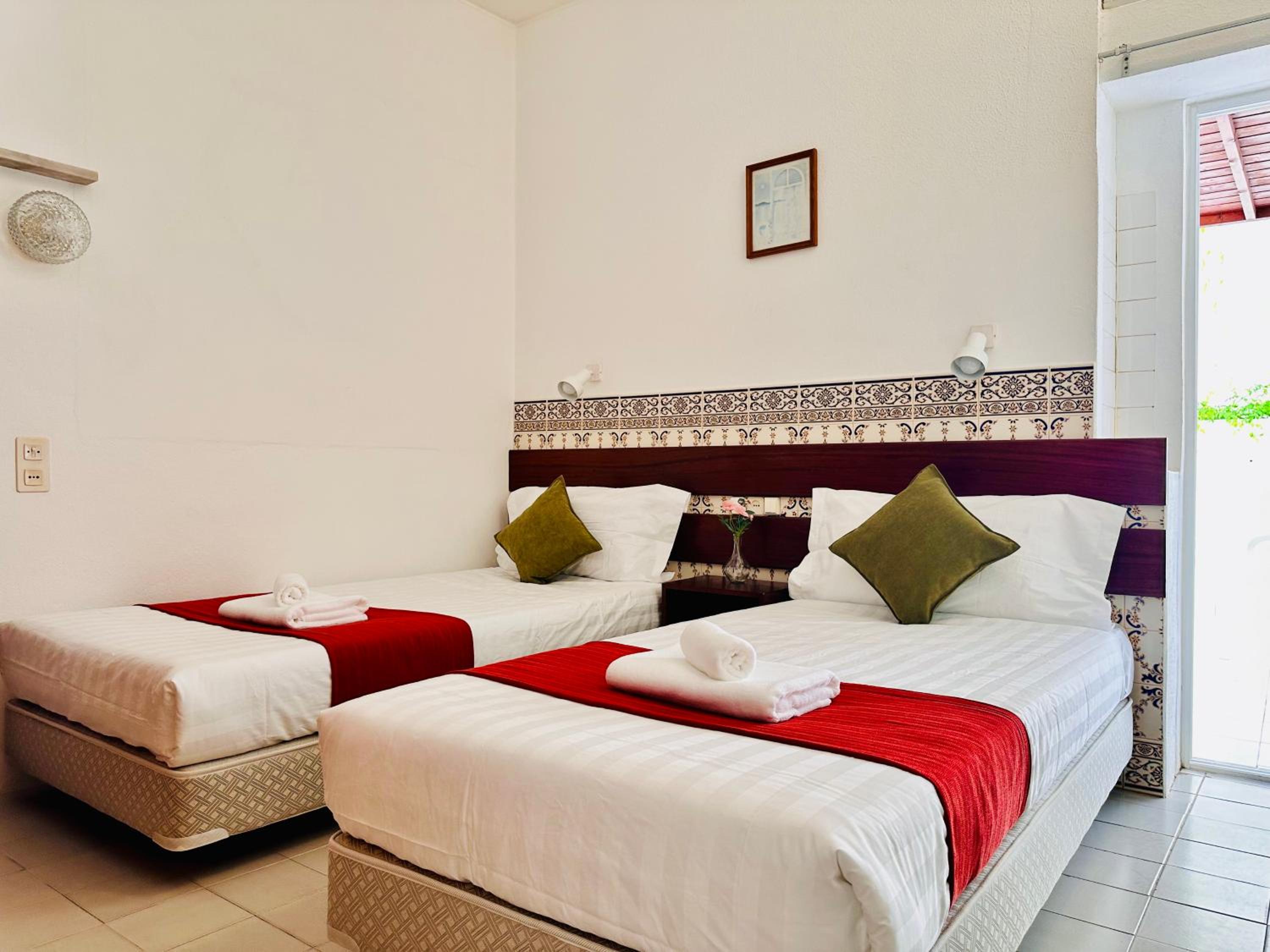 Large Double Room - Photo 5