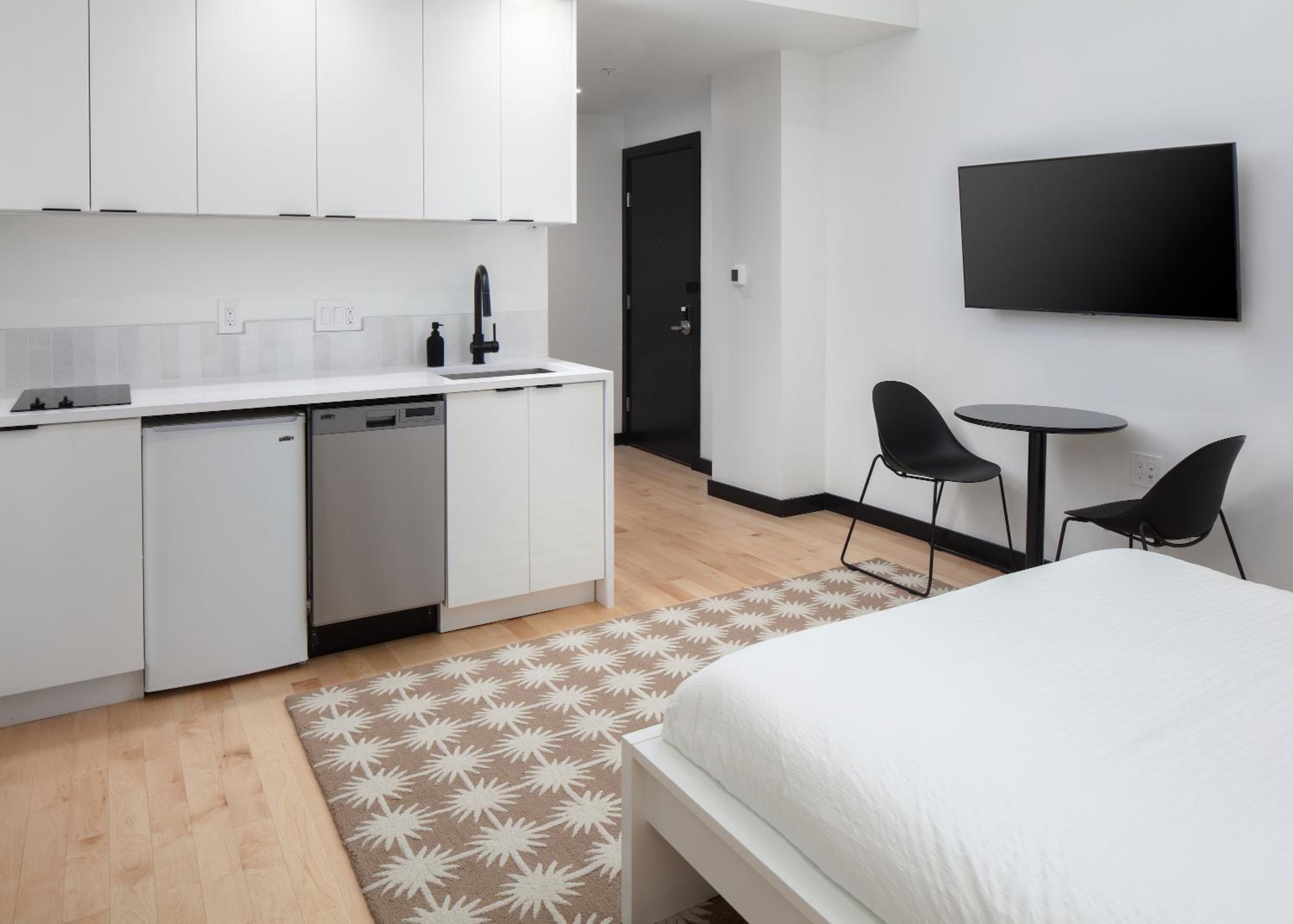 Queen Studio with Kitchenette (Self Check-in with Virtual Front Desk) - Photo 10