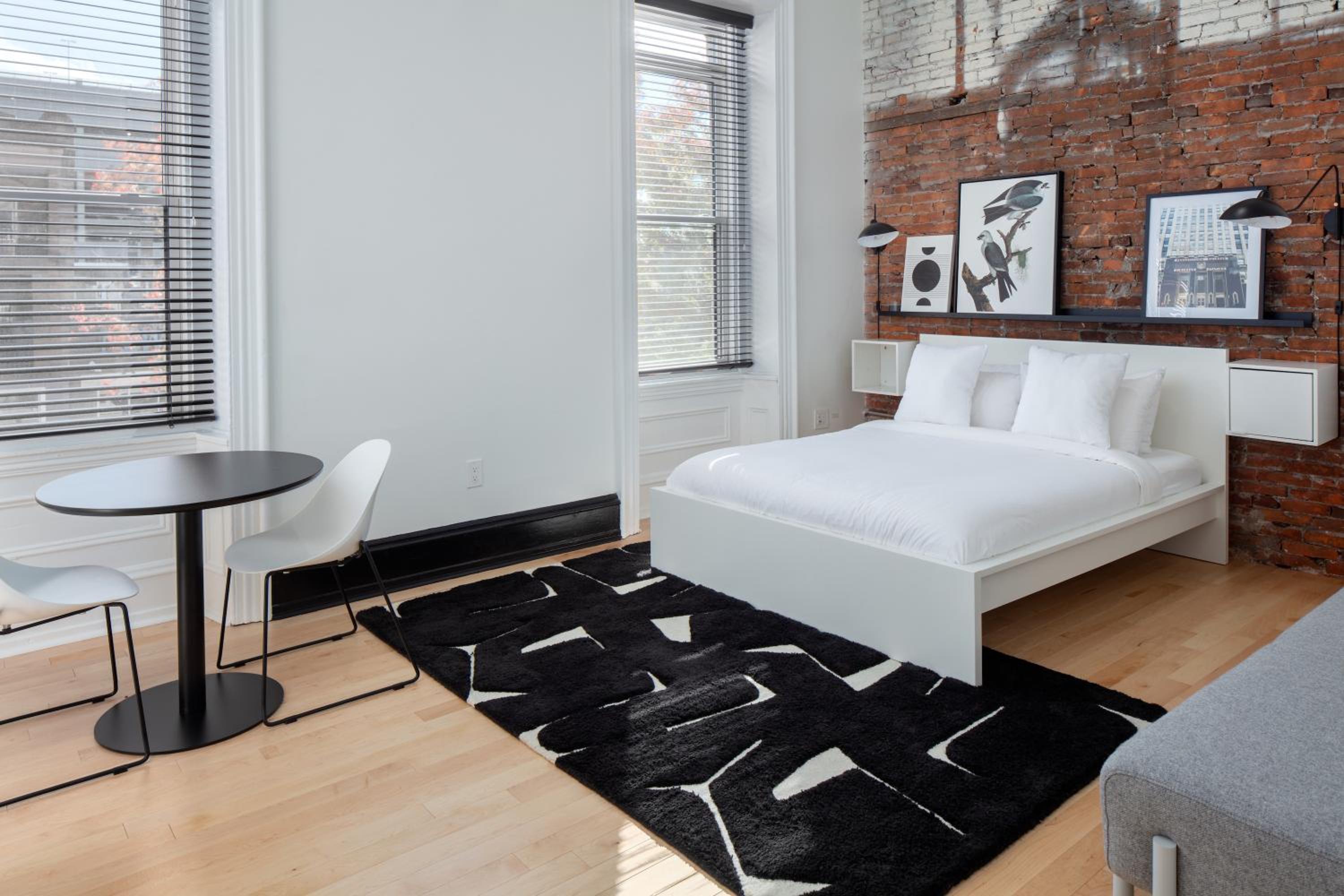 Queen Studio with Kitchenette (Self Check-in with Virtual Front Desk) - Photo 1