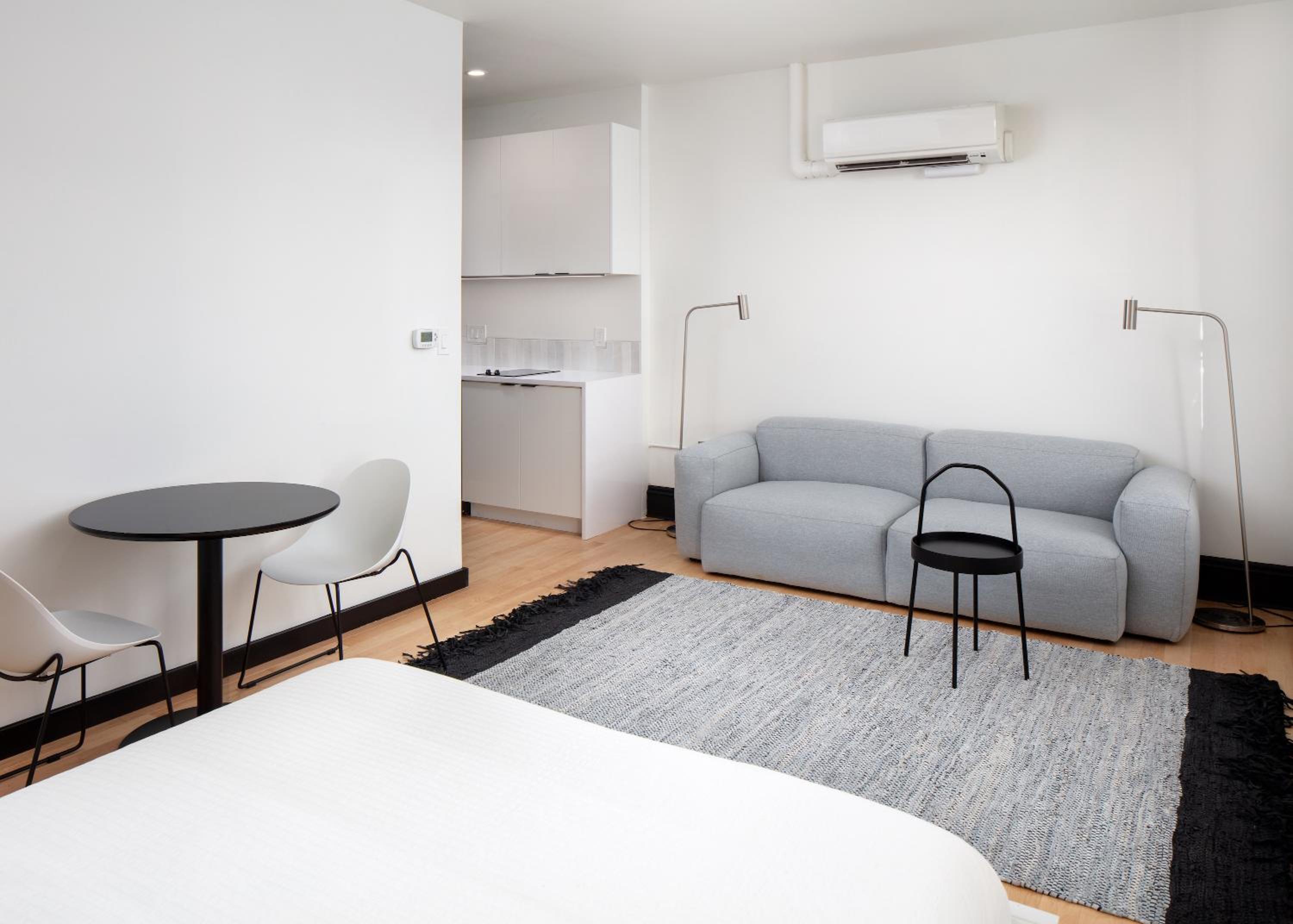 Queen Studio with Kitchenette (Self Check-in with Virtual Front Desk) - Photo 11