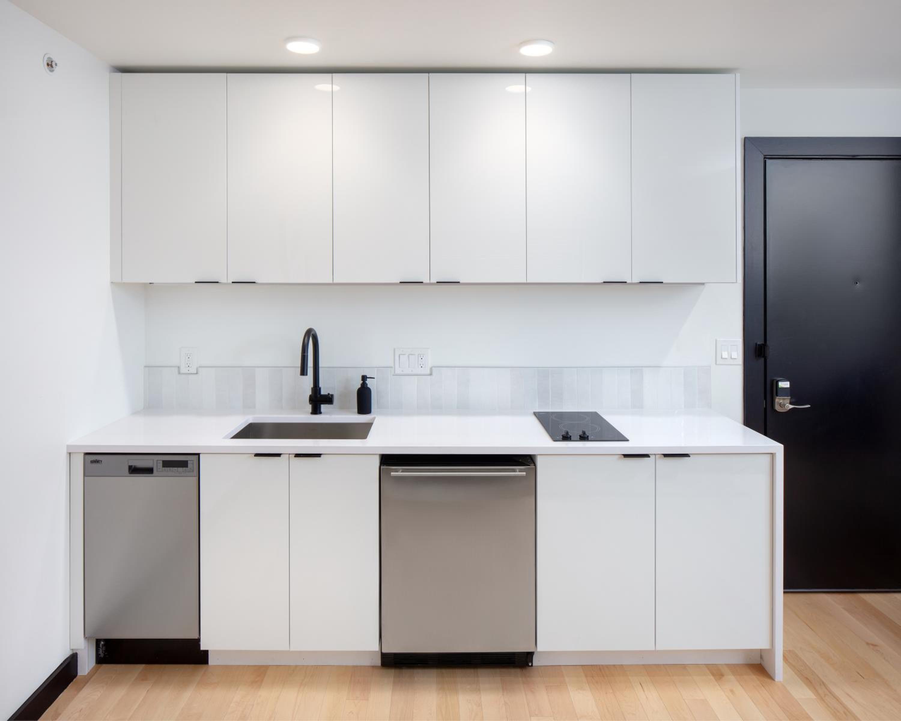 Queen Studio with Kitchenette (Self Check-in with Virtual Front Desk) - Photo 2