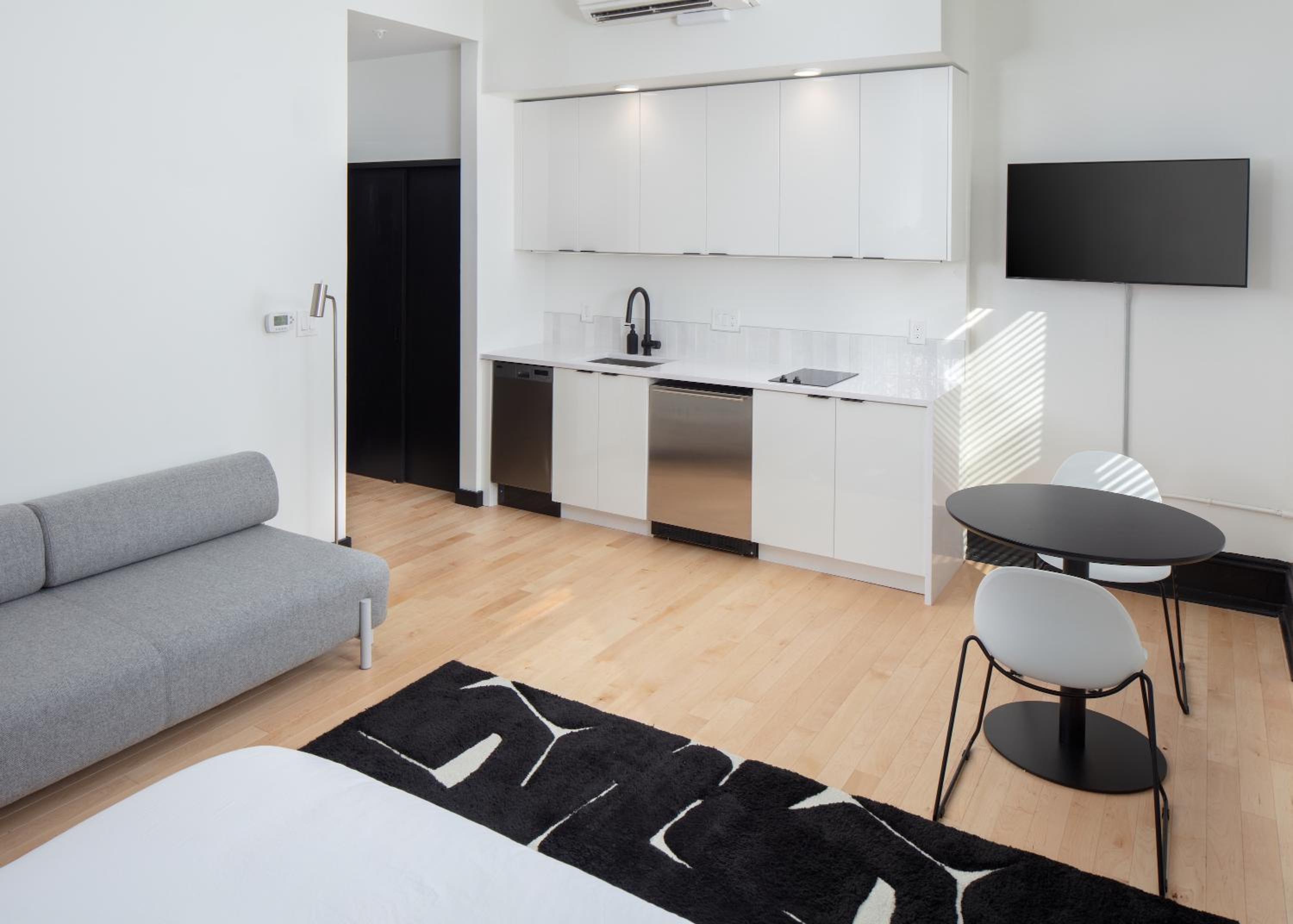 Queen Studio with Kitchenette (Self Check-in with Virtual Front Desk) - Photo 7