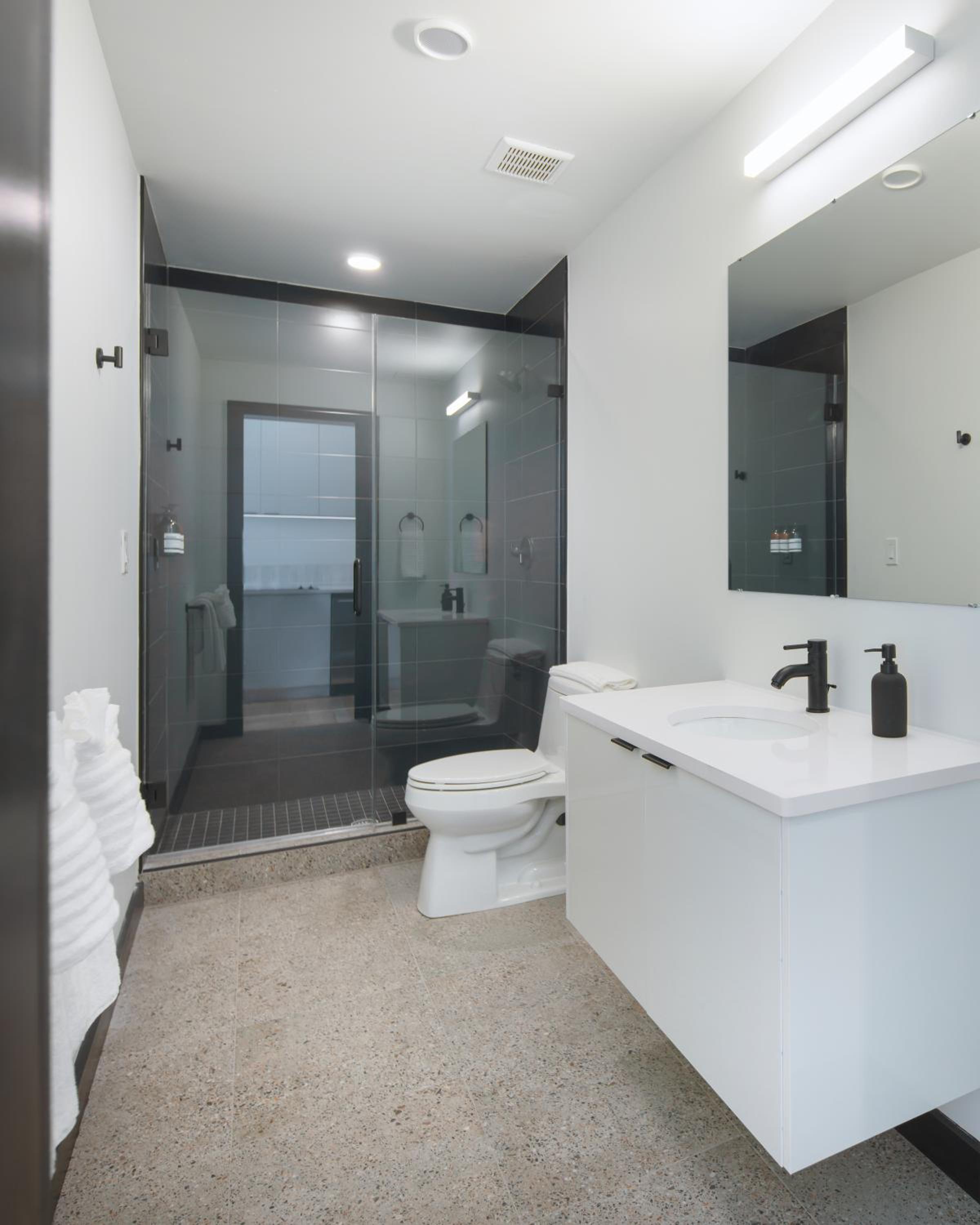 Queen Studio with Kitchenette (Self Check-in with Virtual Front Desk) - Photo 15