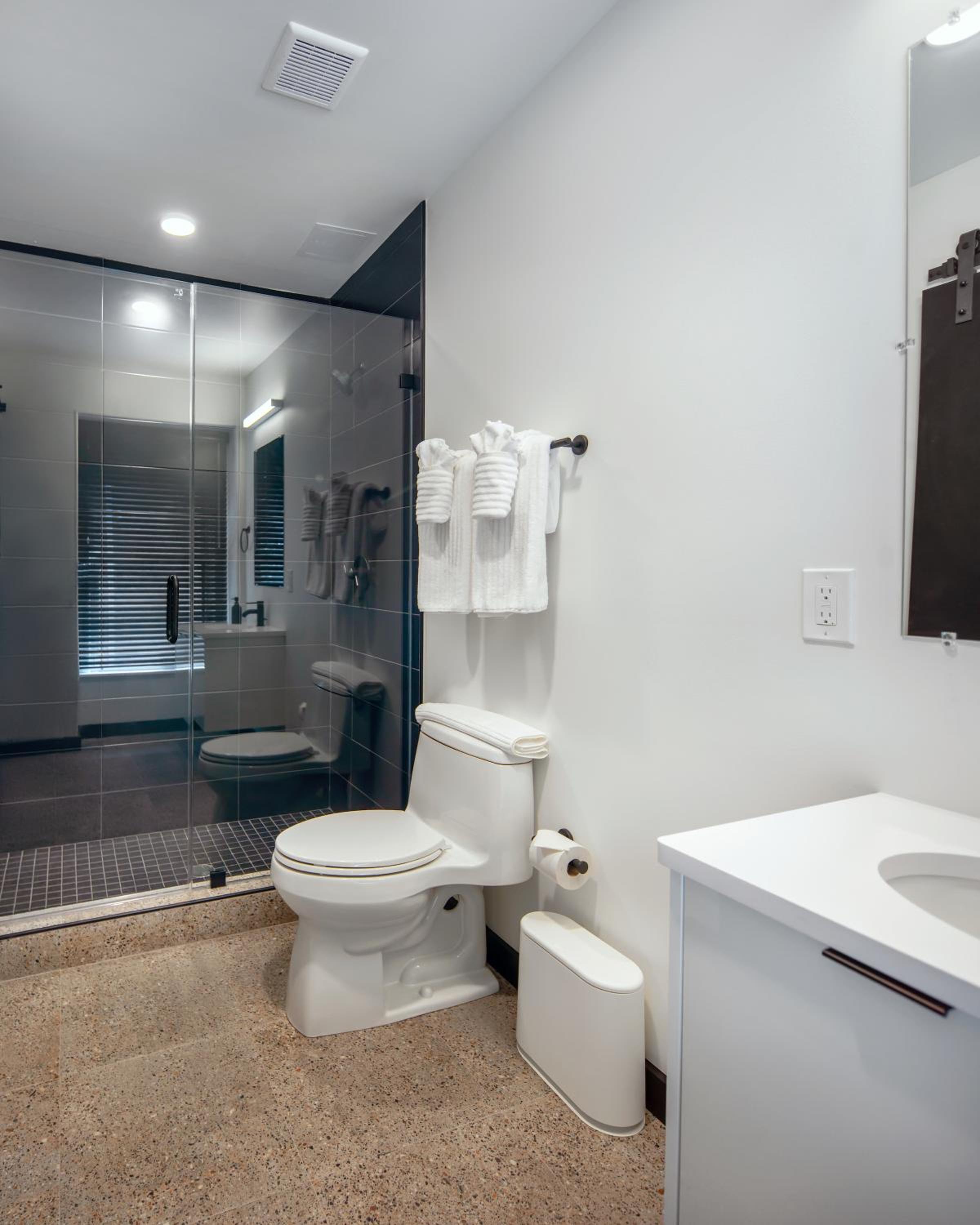 Queen Studio with Kitchenette (Self Check-in with Virtual Front Desk) - Photo 17