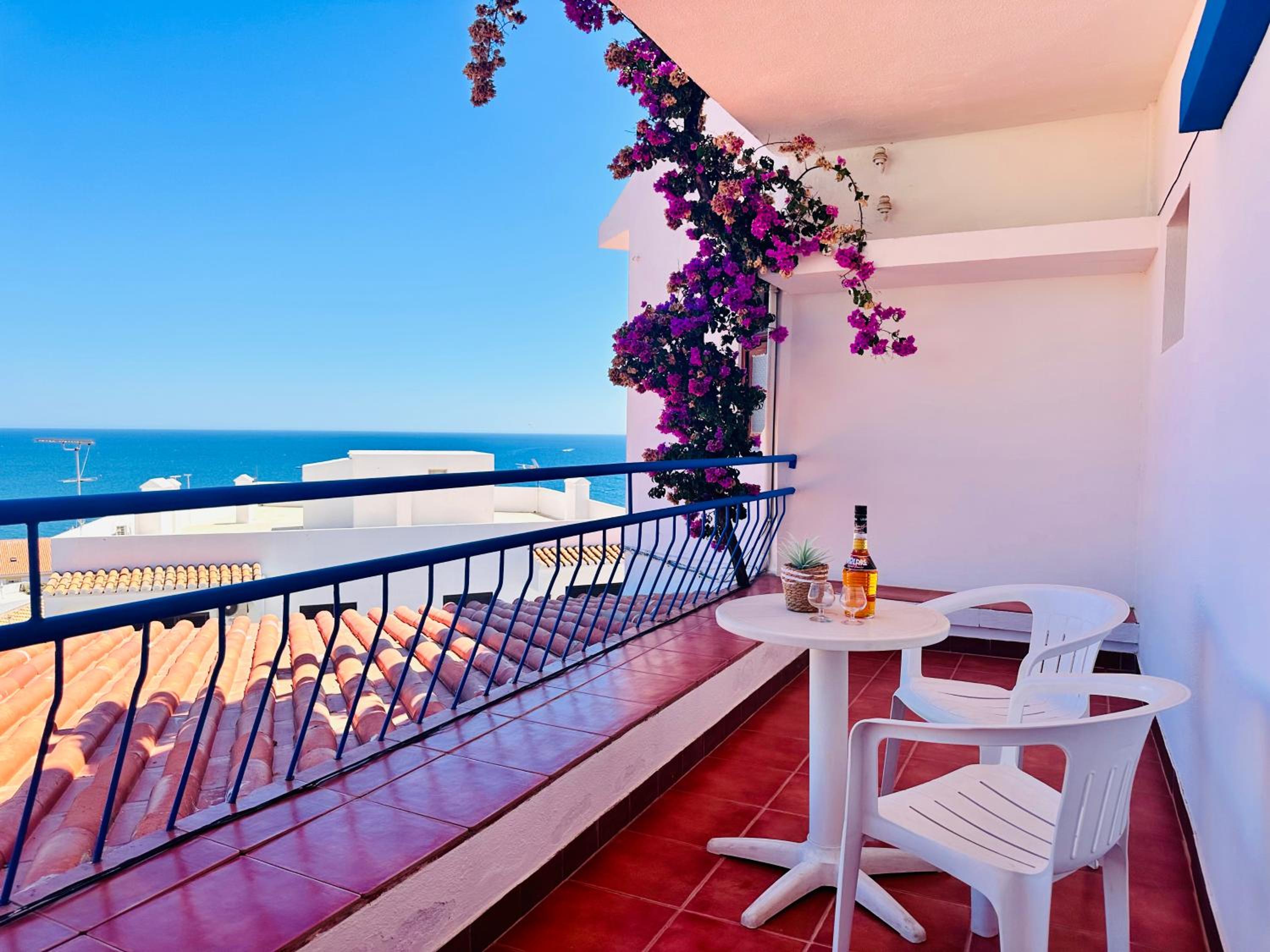 Double Room with Balcony and Sea View - Photo 11