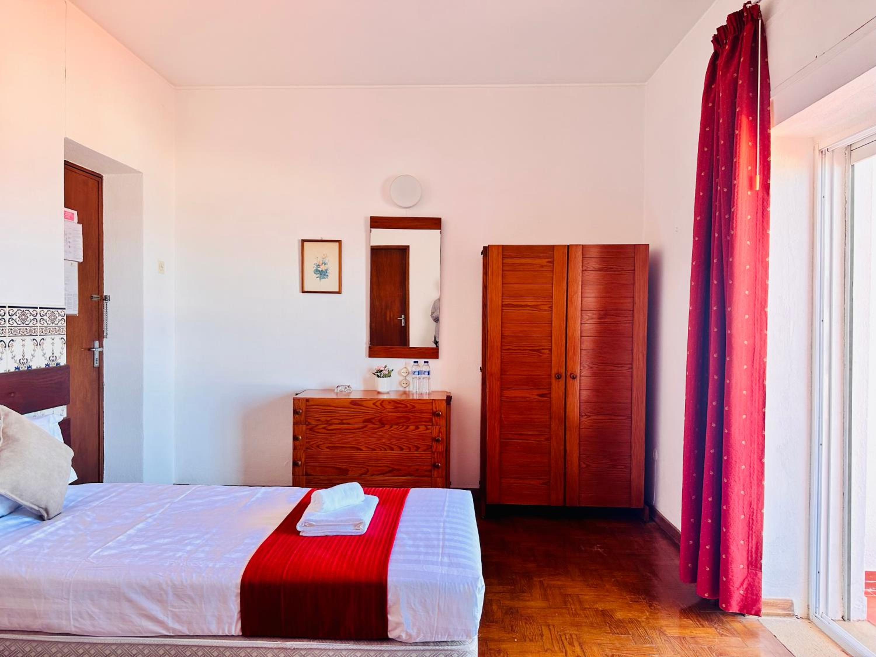 Double Room with Balcony and Sea View - Photo 10