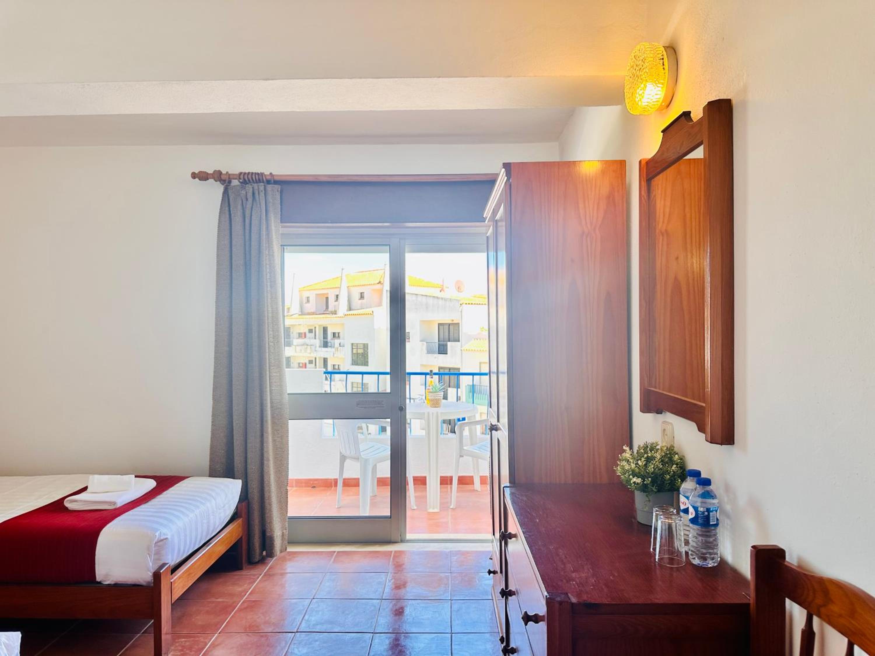 Double or Twin Room with Side Sea View - Photo 6