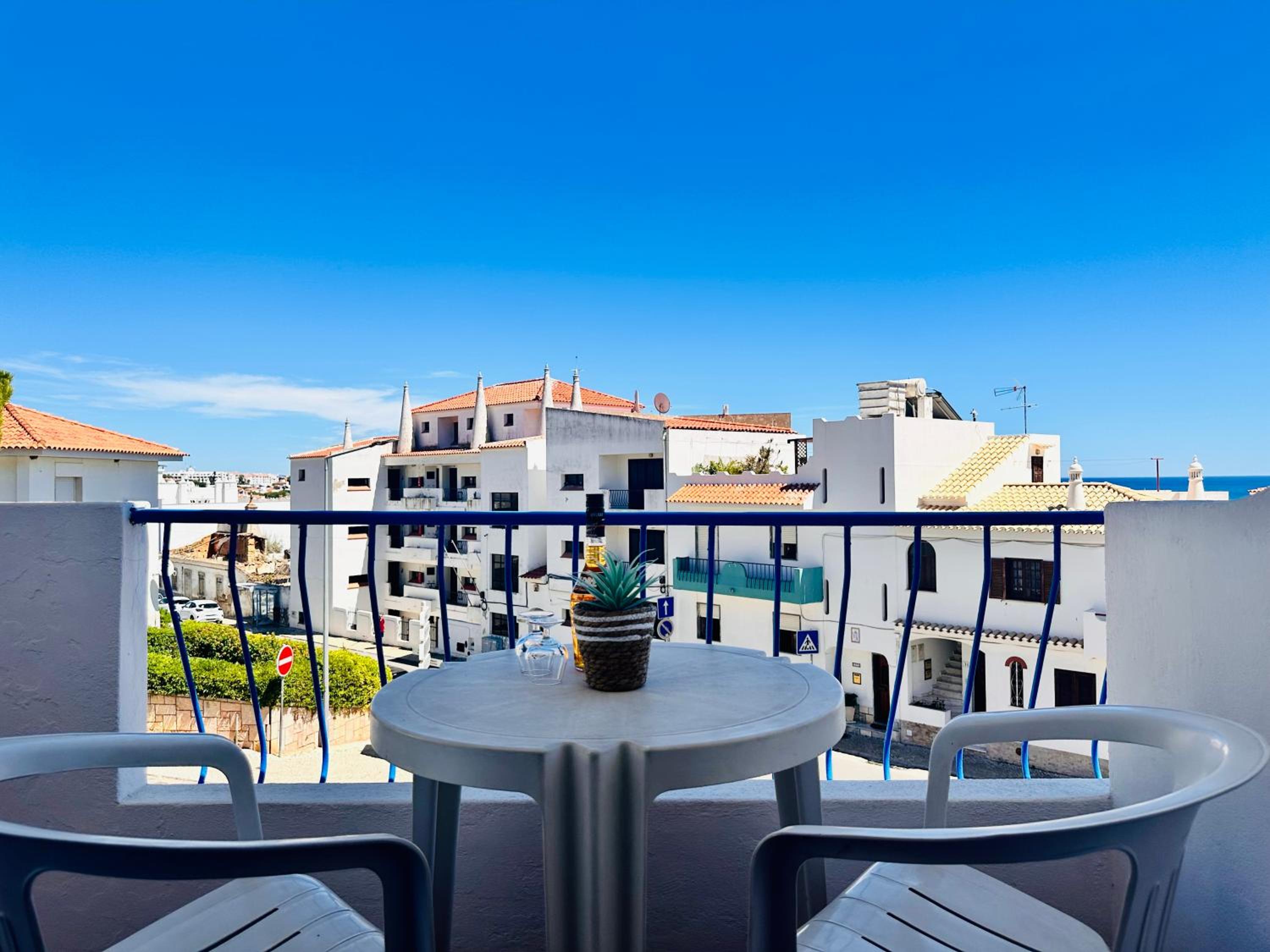 Double or Twin Room with Side Sea View - Photo 8