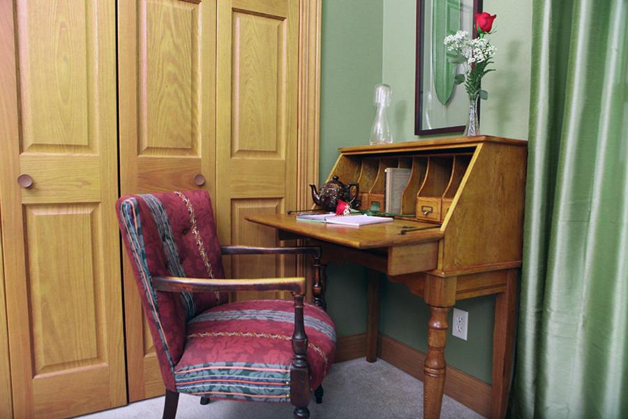 Queen Room photo 2