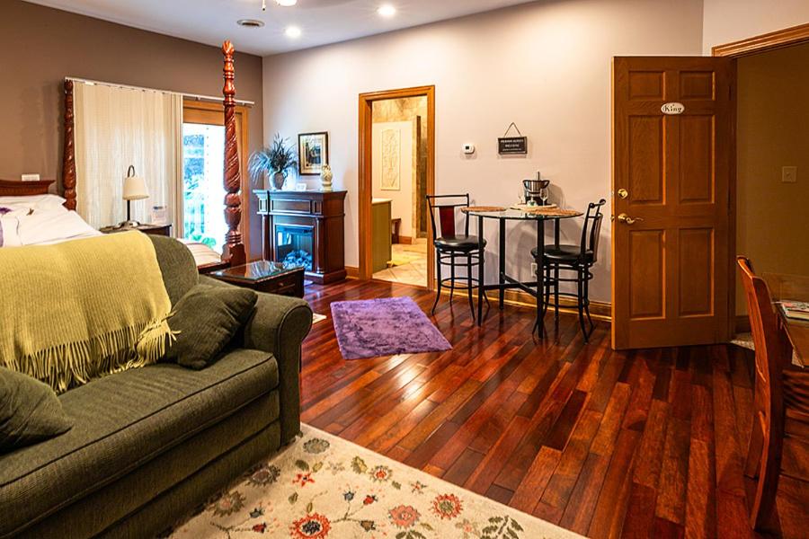 King Suite with Spa Bath photo 3