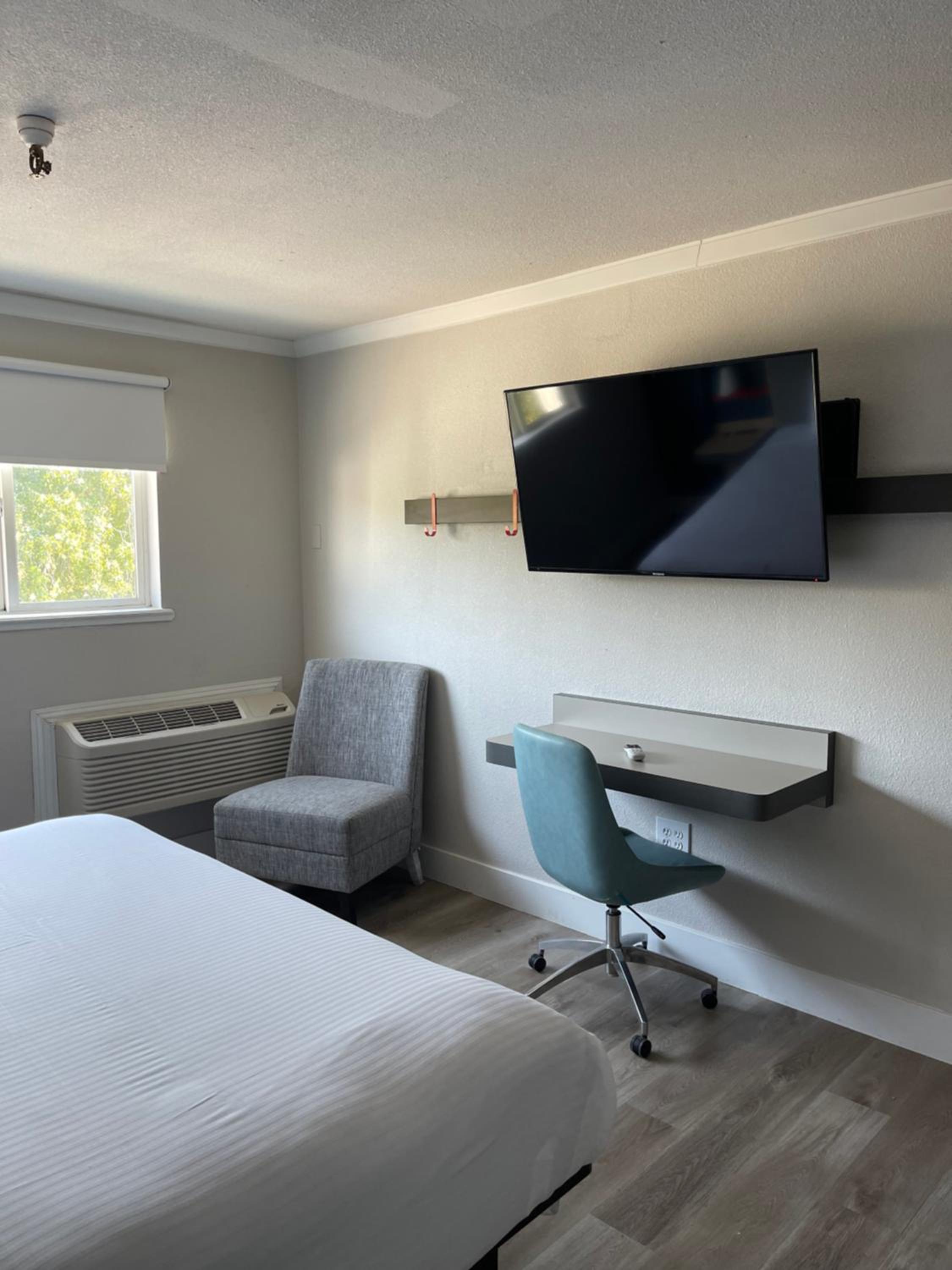 King Suite - Non-Smoking - Photo 4