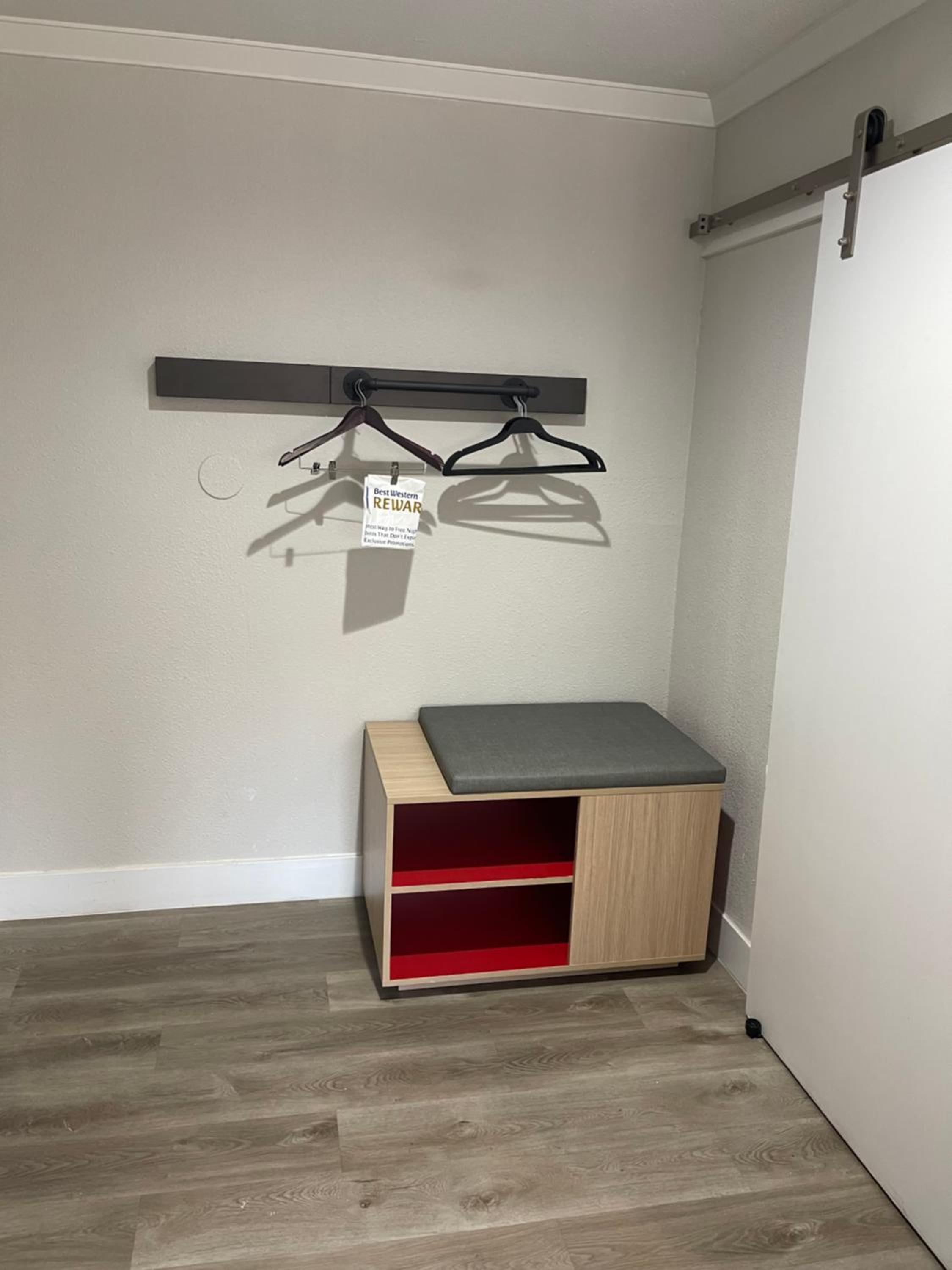 King Suite - Non-Smoking - Photo 2