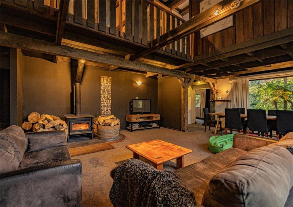Five-Bedroom House photo 2