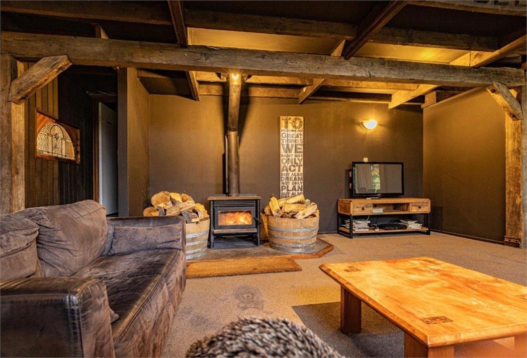 Five-Bedroom House photo 3