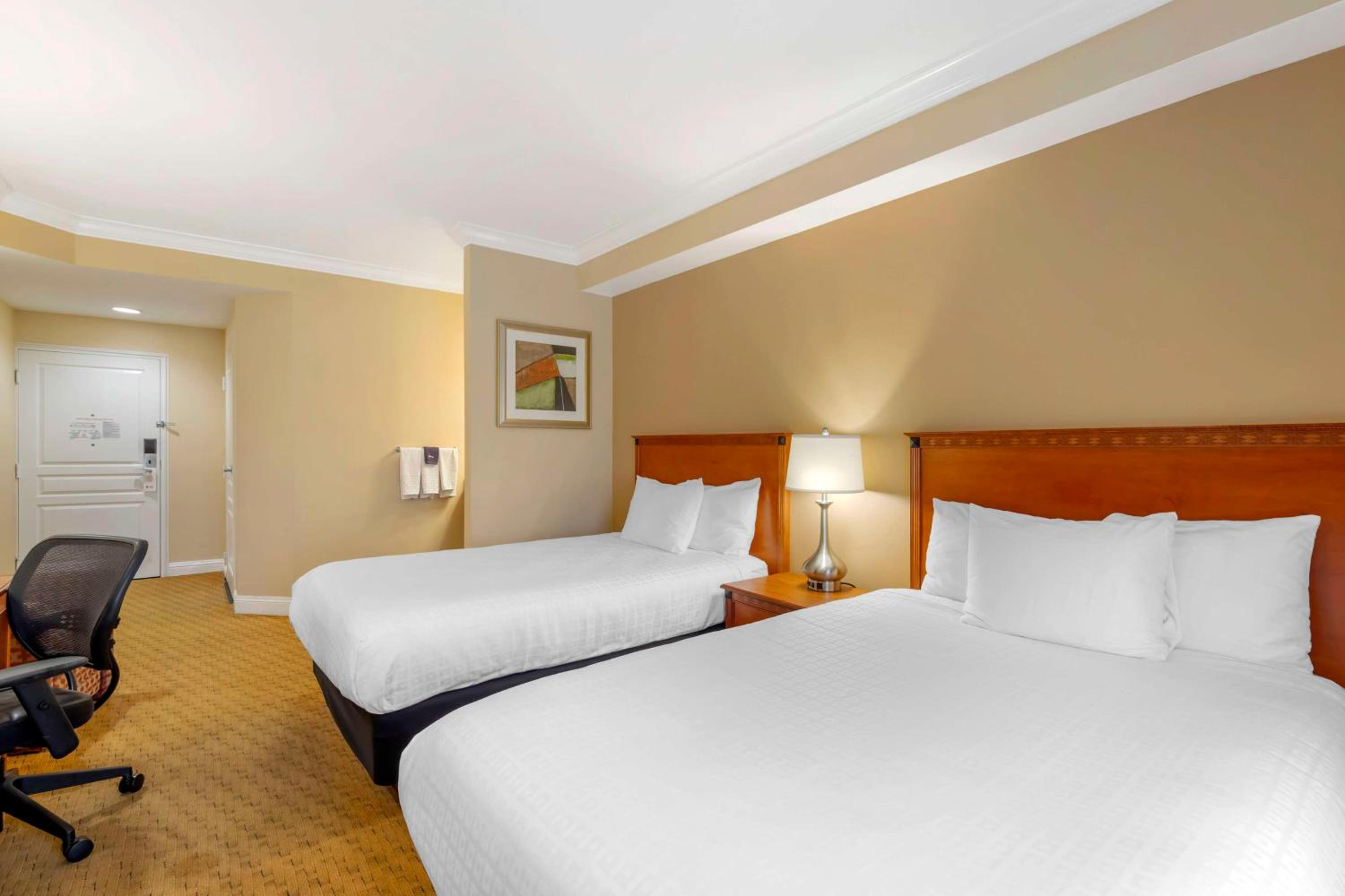Double Room with Two Double Beds and Roll-In Shower - Mobility Access/Non-Smoking - Photo 2