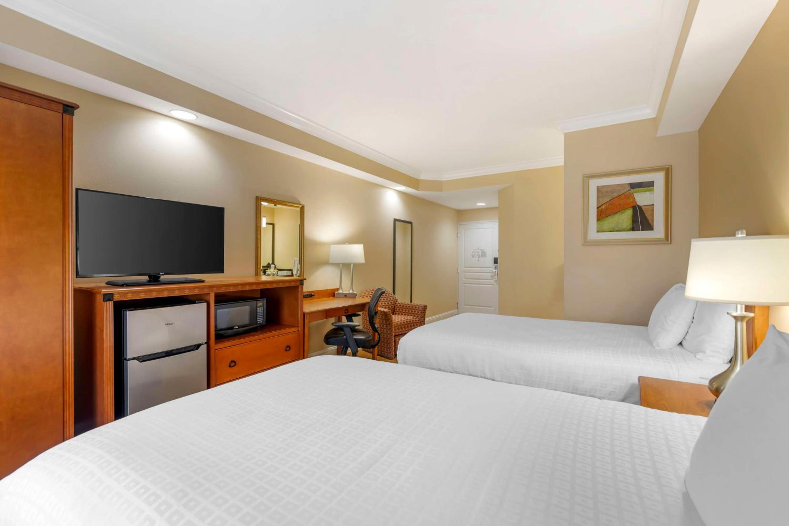 Double Room with Two Double Beds and Roll-In Shower - Mobility Access/Non-Smoking - Photo 3