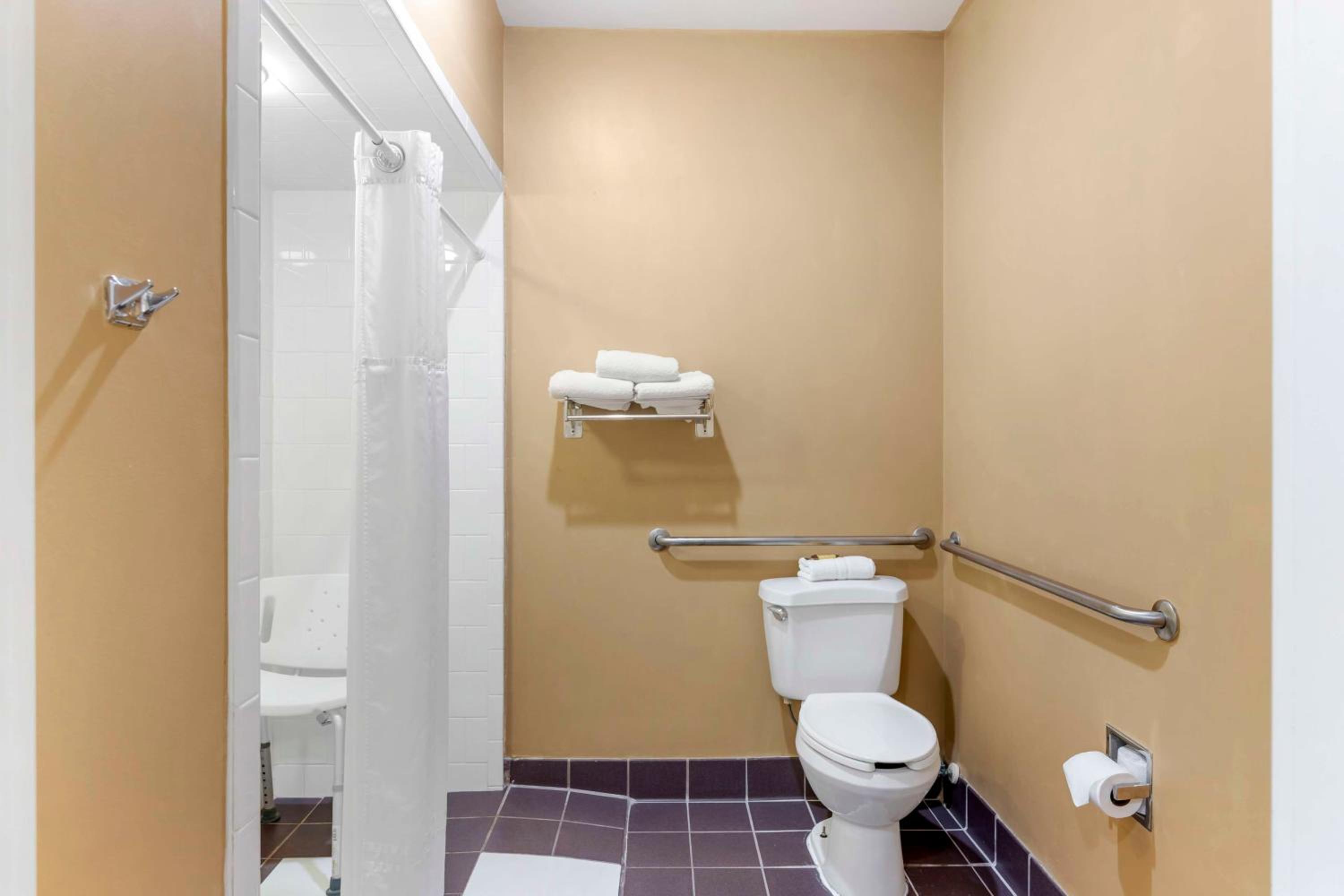 Double Room with Two Double Beds and Roll-In Shower - Mobility Access/Non-Smoking - Photo 4