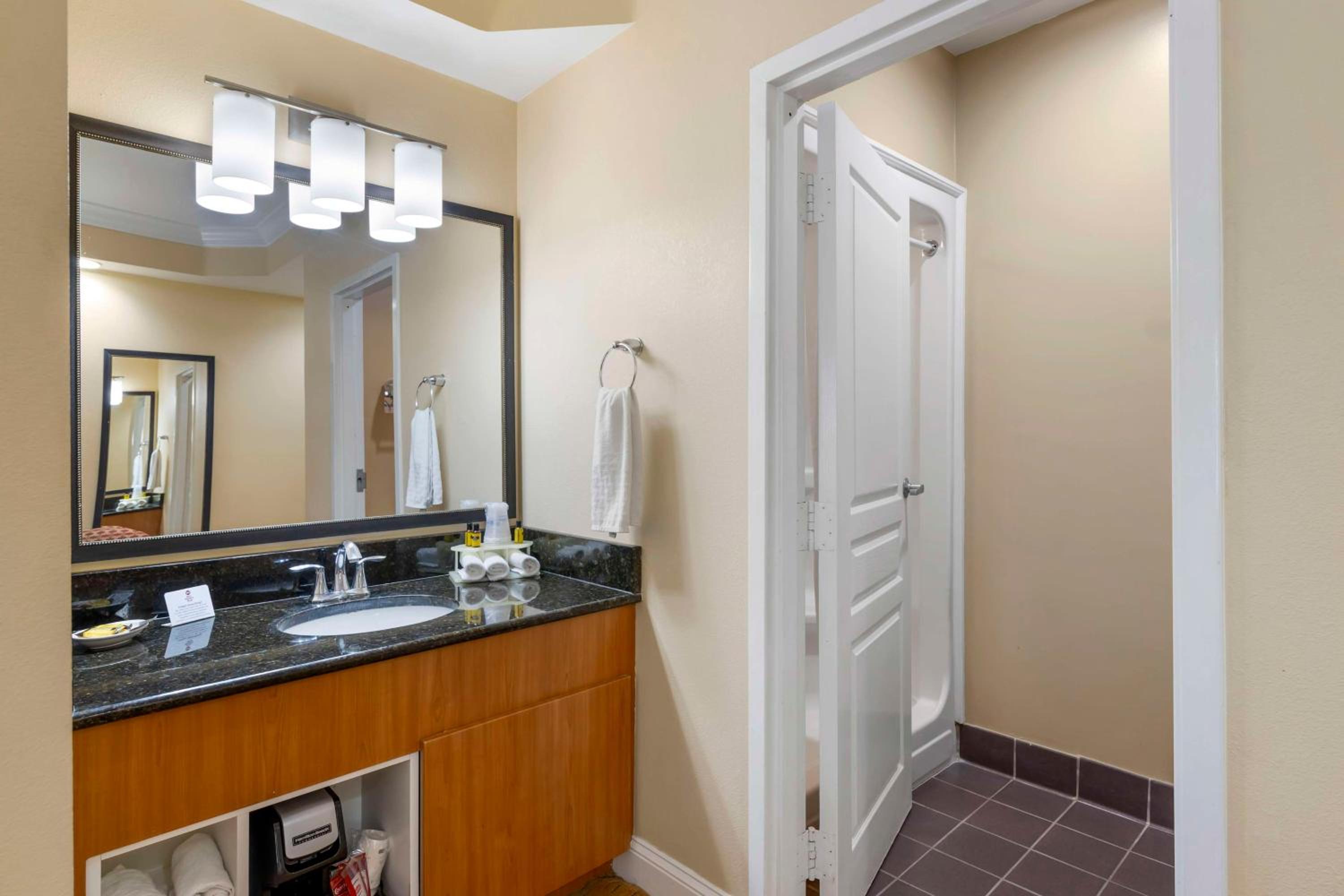 Double Room with Two Double Beds - Photo 2