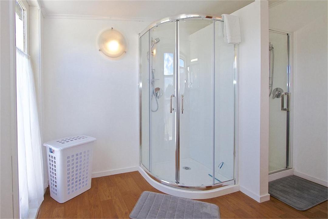 Eight-Bedroom House photo 3