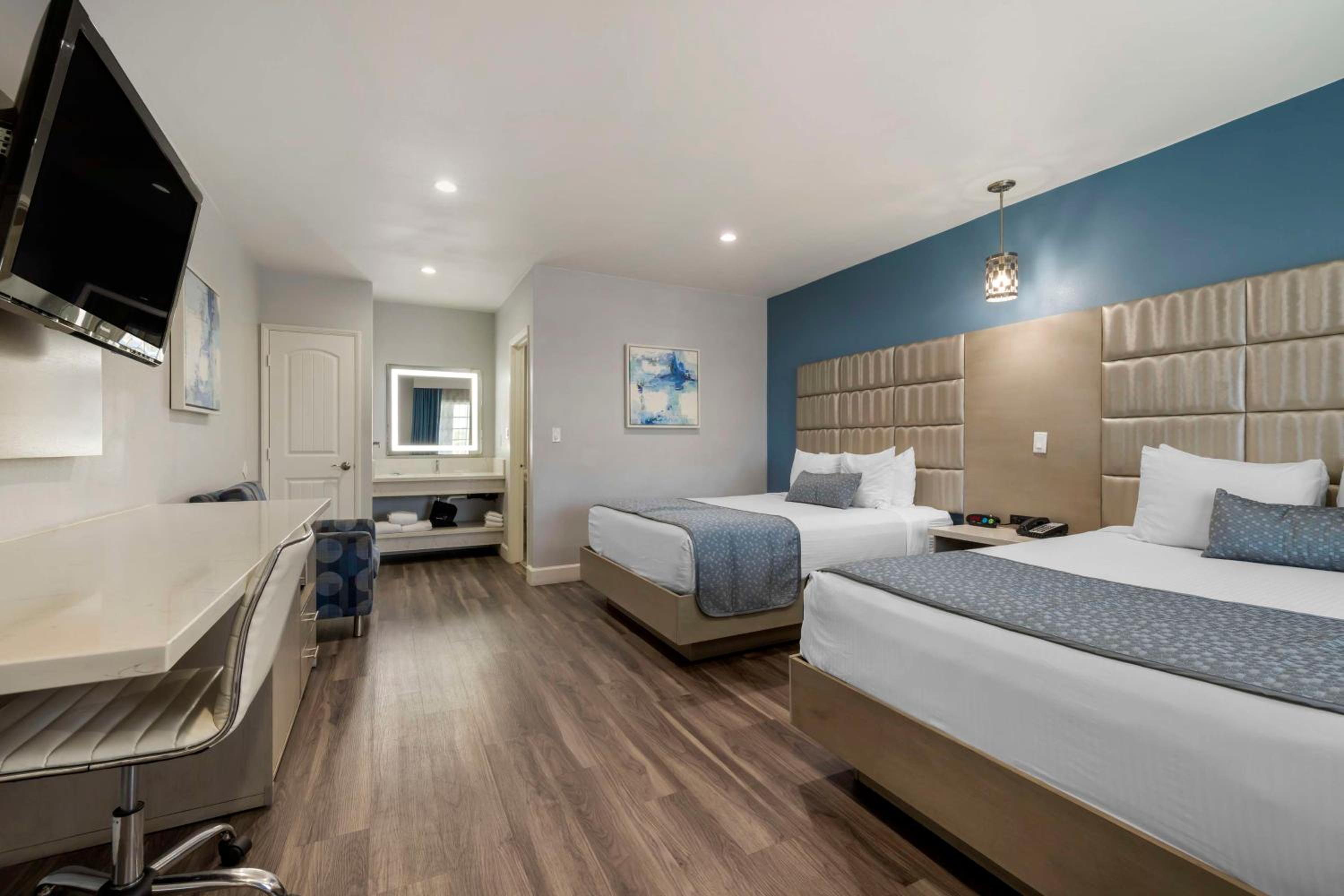 Queen Room with Two Queen Beds - Non-Smoking photo 1