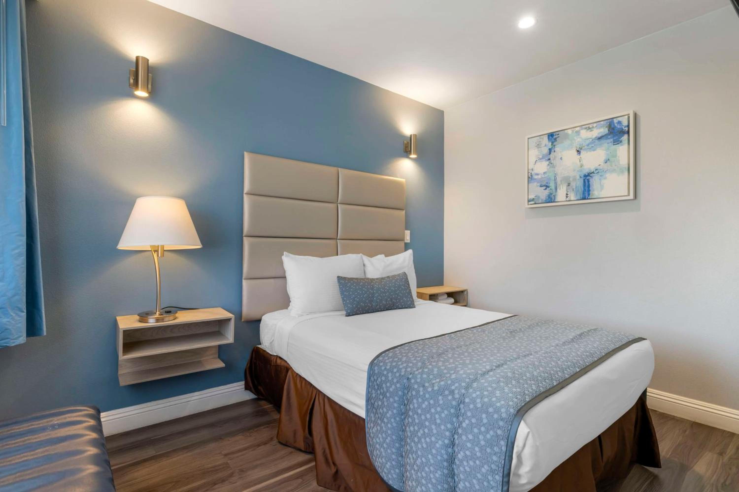 Family Room with Two Queen Beds and One Double Bed - Non-Smoking photo 2