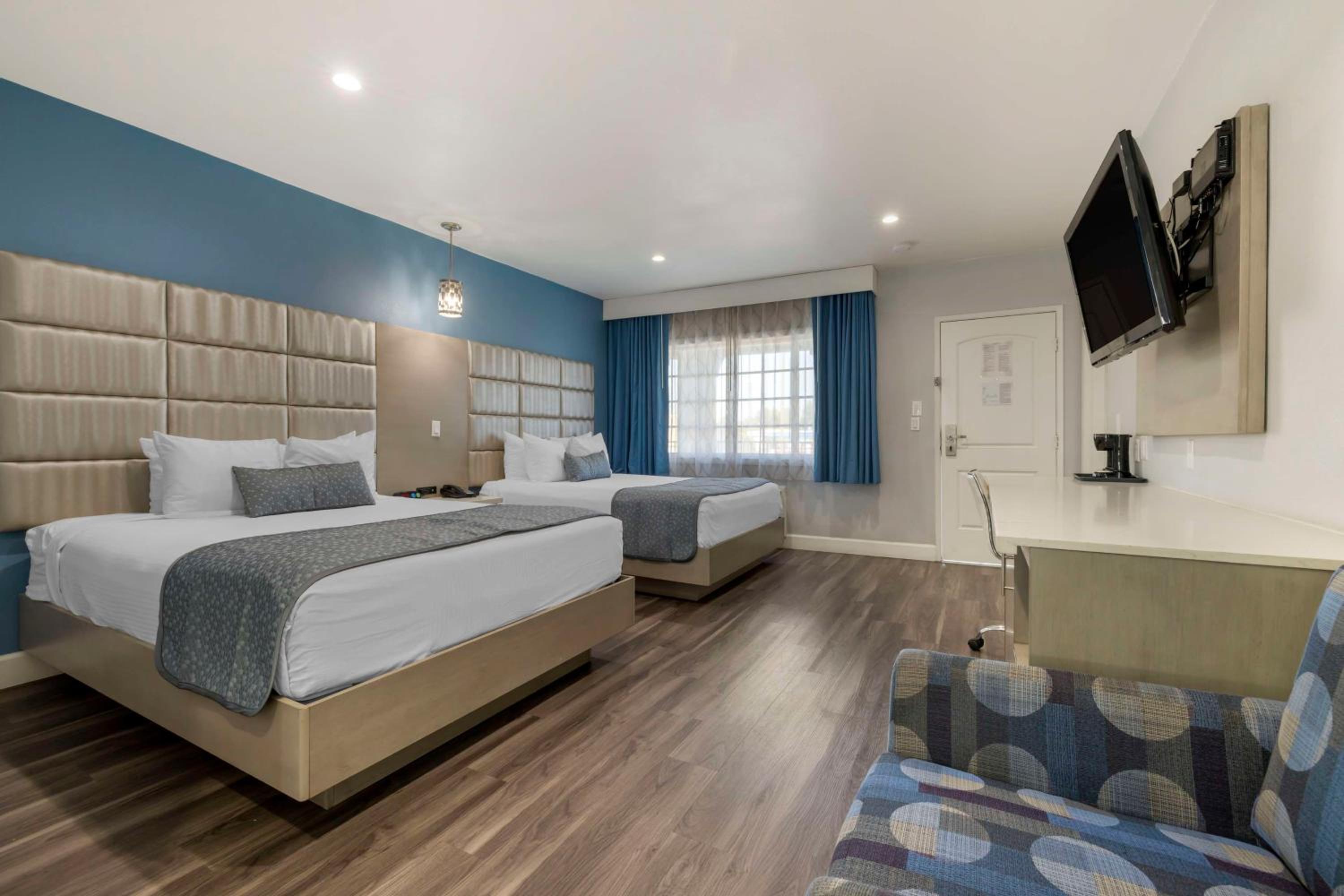 Queen Room with Two Queen Beds - Non-Smoking photo 2