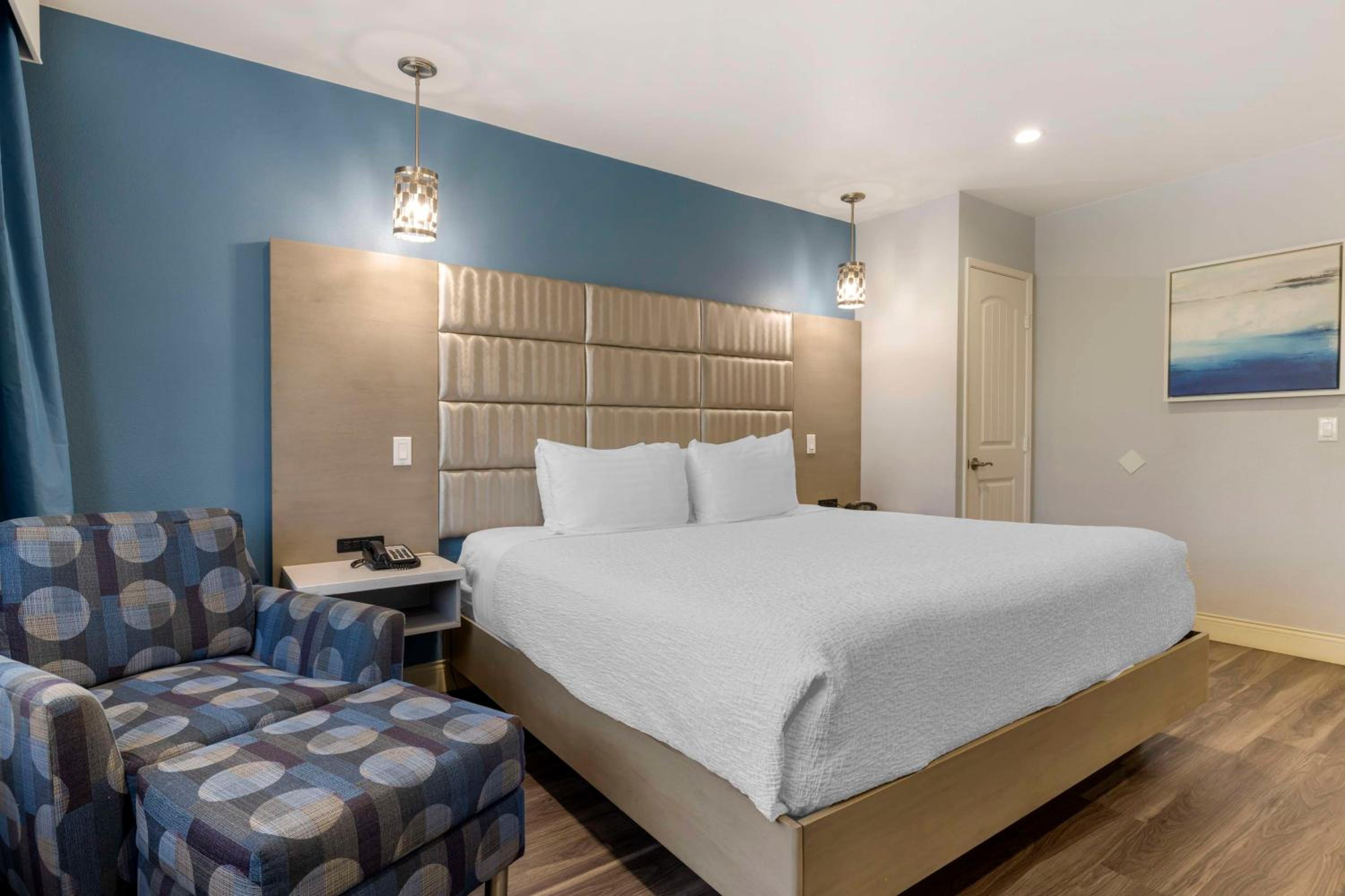 Quadruple Room with One King Bed and One Queen Bed - Disability Access/Non-Smoking photo 3