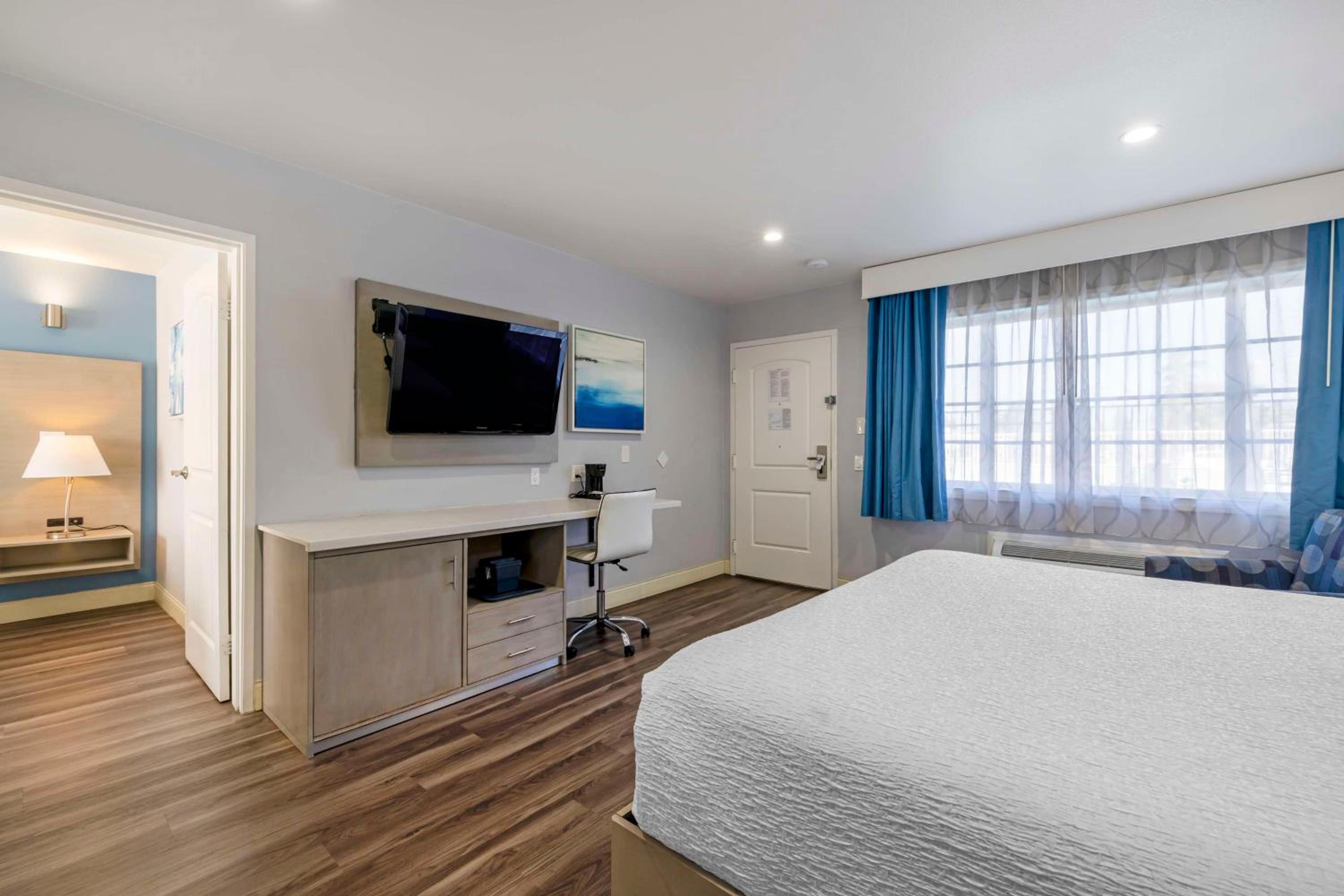 Quadruple Room with One King Bed and One Queen Bed - Disability Access/Non-Smoking photo 2